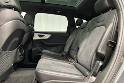 harmaa Audi Q7 2024 kuva 29.