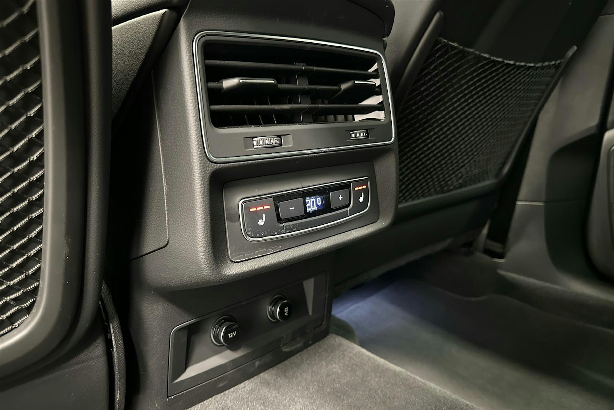 harmaa Audi Q7 2024 kuva 30.