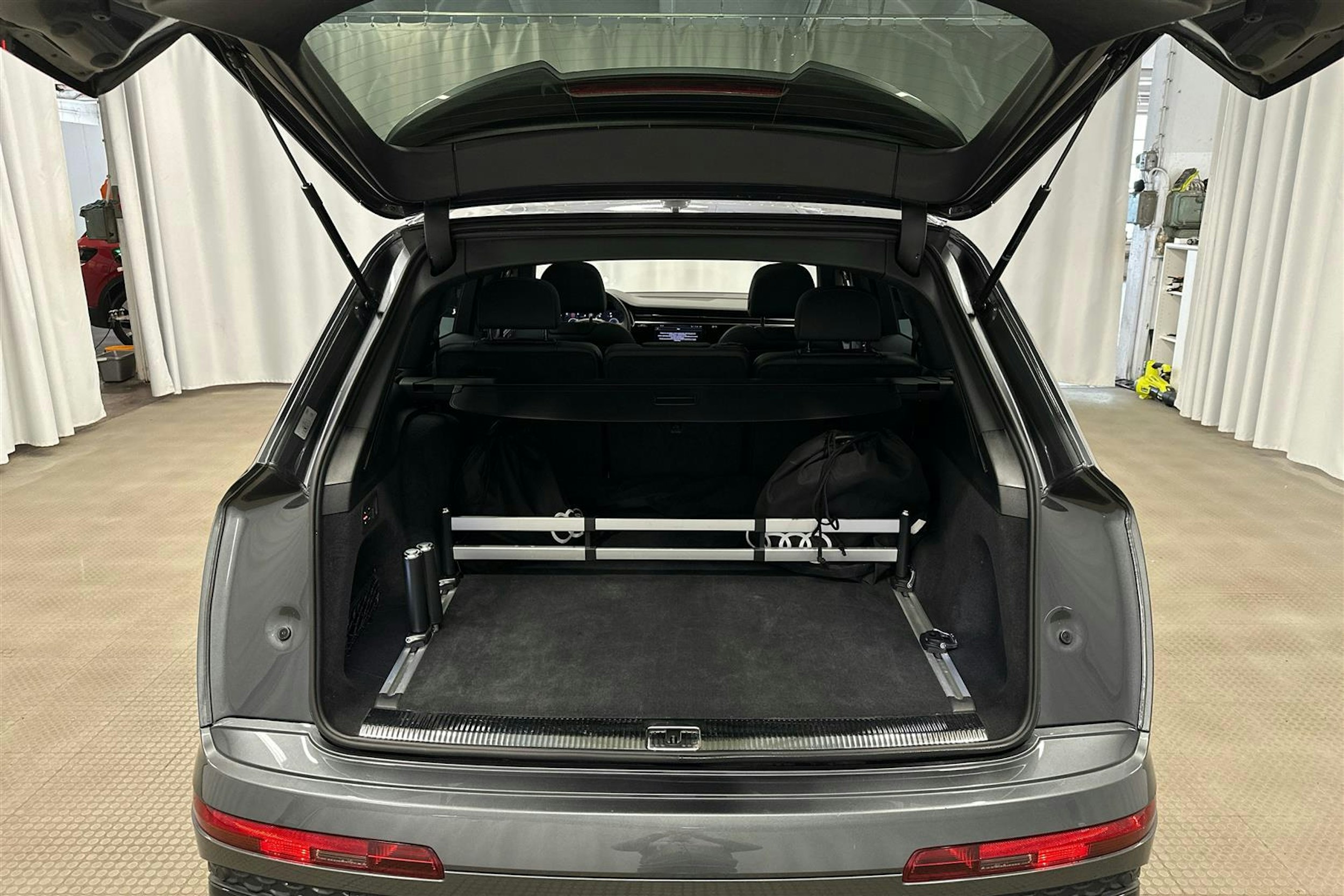 harmaa Audi Q7 2024 kuva 31.