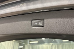 harmaa Audi Q7 2024 kuva 32.