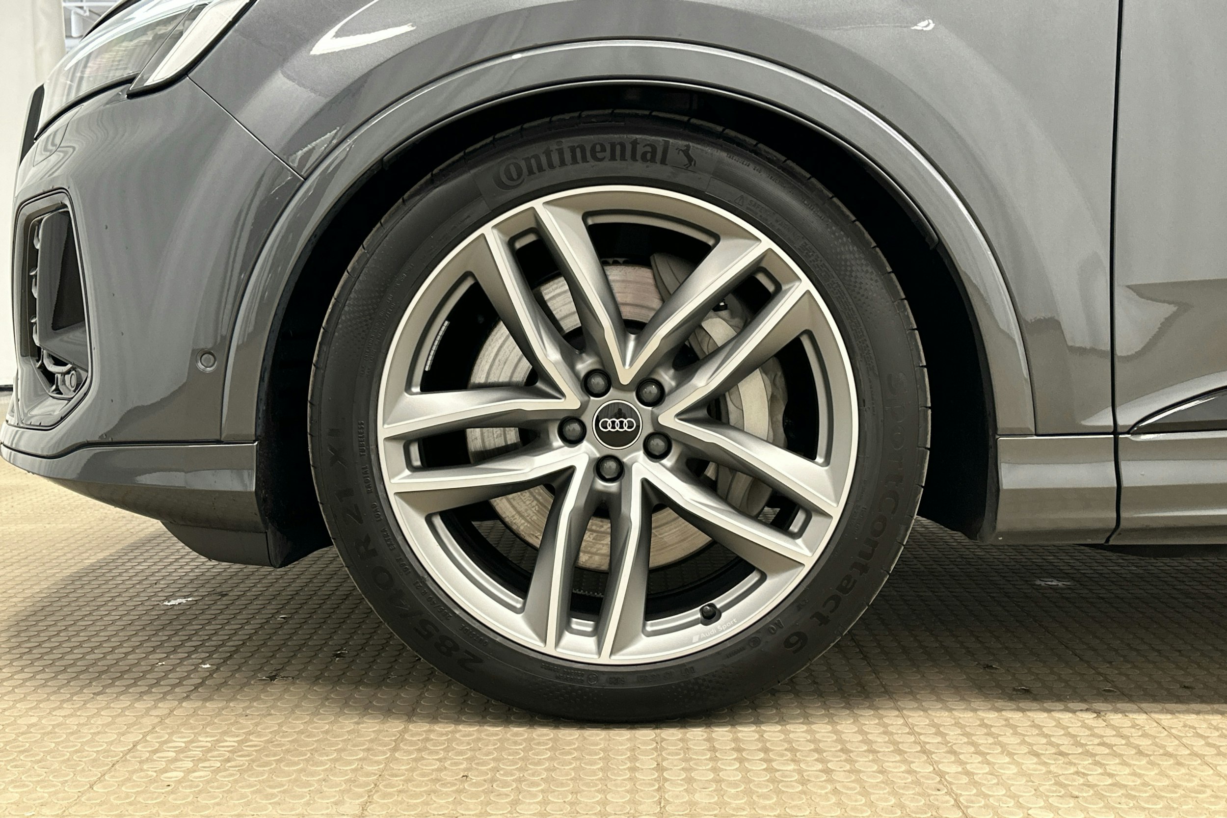 harmaa Audi Q7 2024 kuva 34.