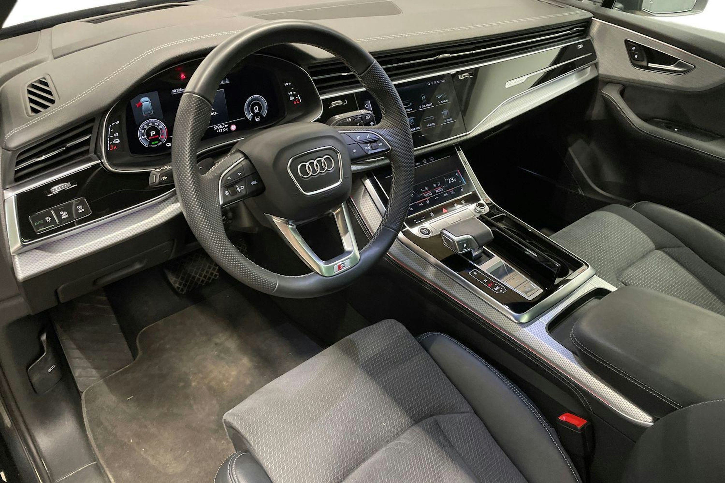 Harmaa Audi Q7 2024 kuva 7.