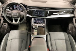 Harmaa Audi Q7 2024 kuva 9.