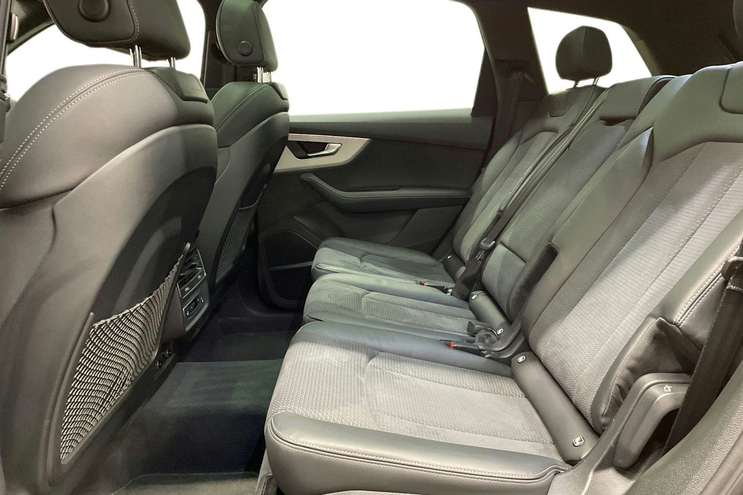 Harmaa Audi Q7 2024 kuva 10.