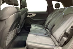 Harmaa Audi Q7 2024 kuva 10.