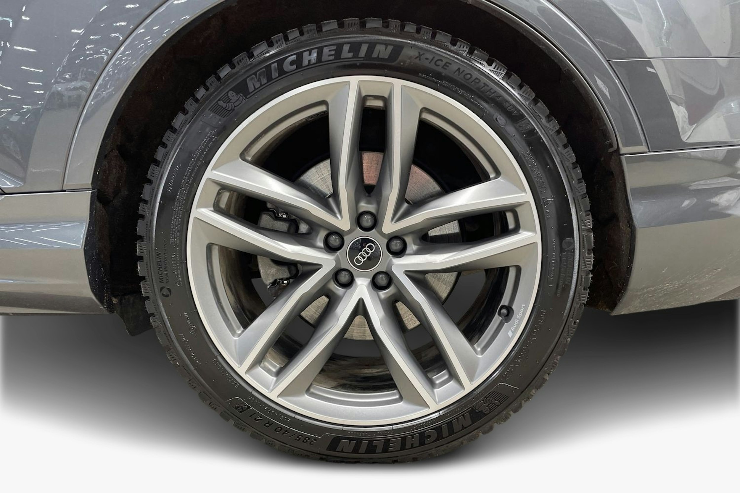 Harmaa Audi Q7 2024 kuva 11.