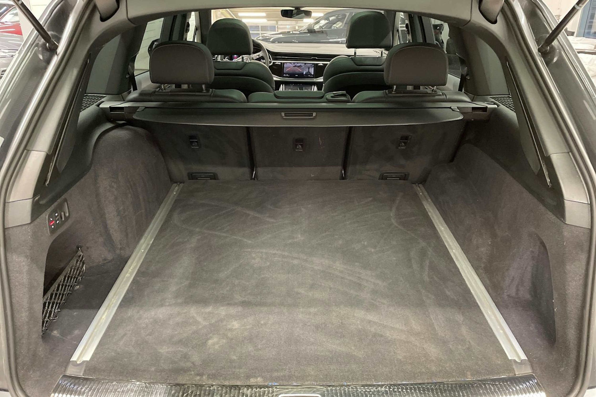 Harmaa Audi Q7 2024 kuva 13.