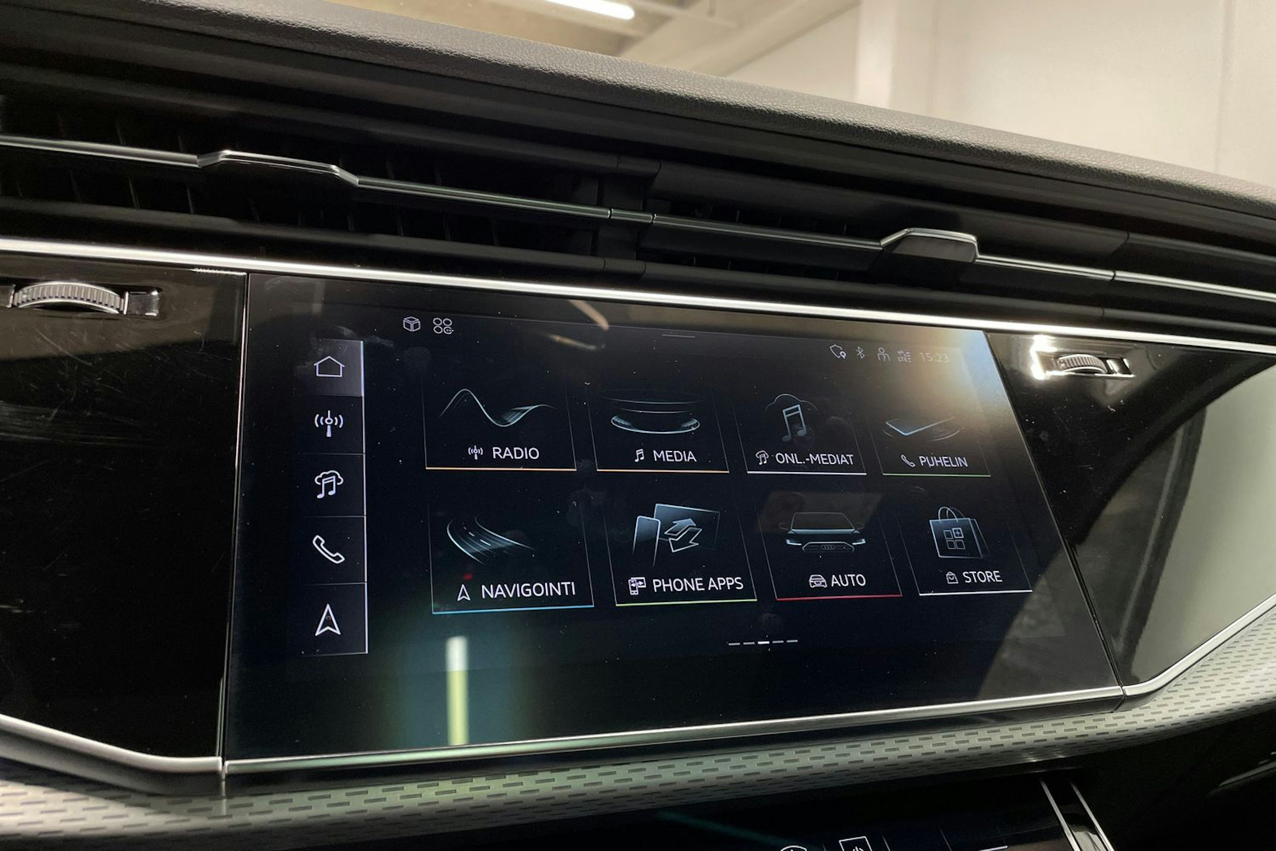 Harmaa Audi Q7 2024 kuva 15.