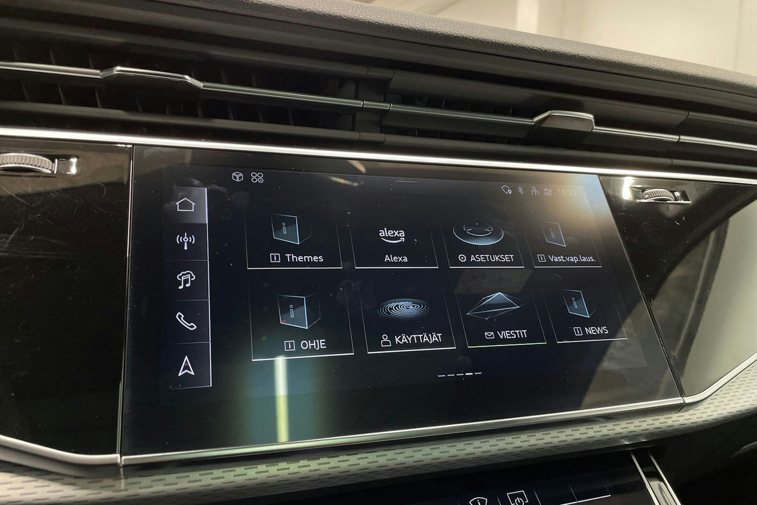 Harmaa Audi Q7 2024 kuva 16.