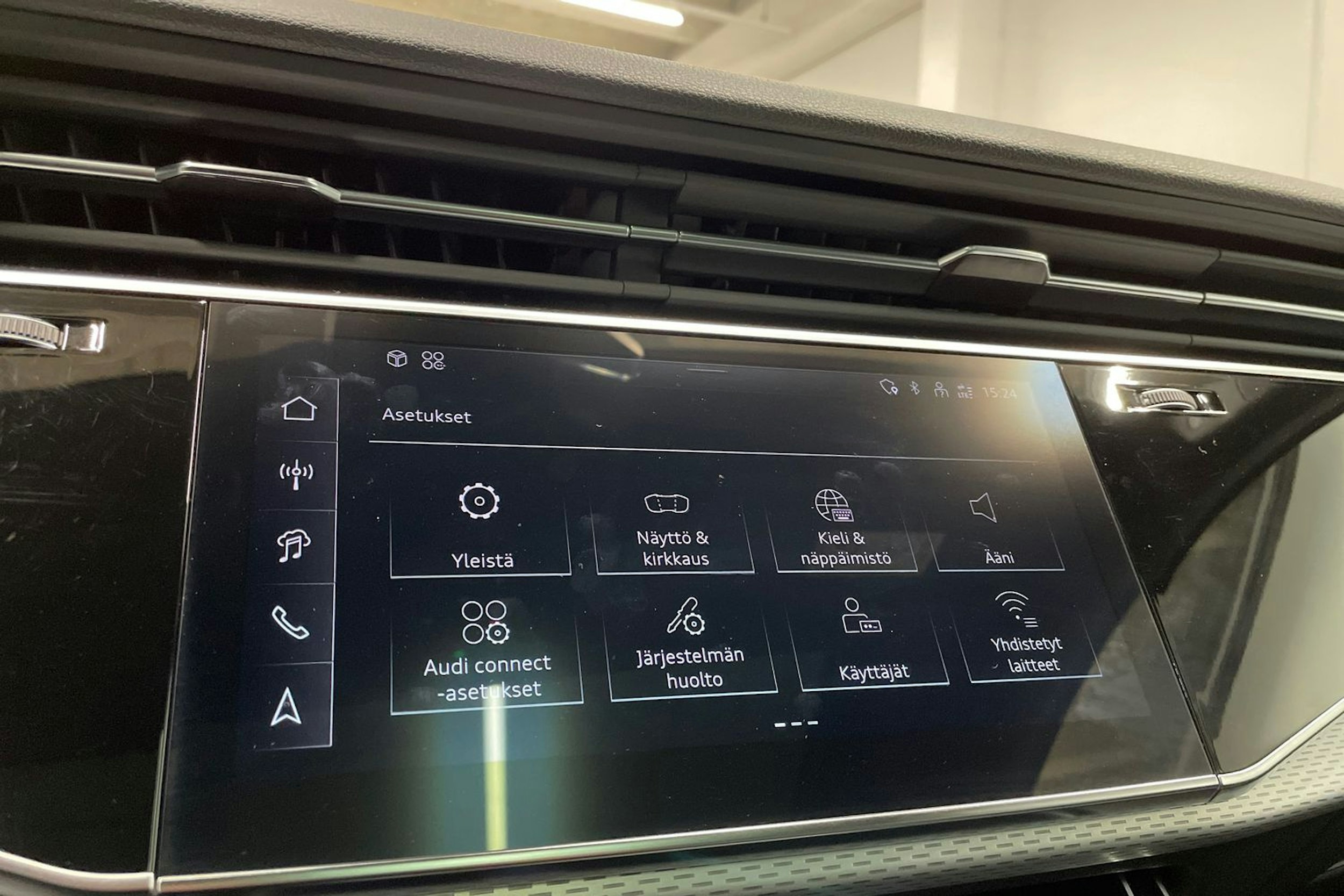 Harmaa Audi Q7 2024 kuva 18.