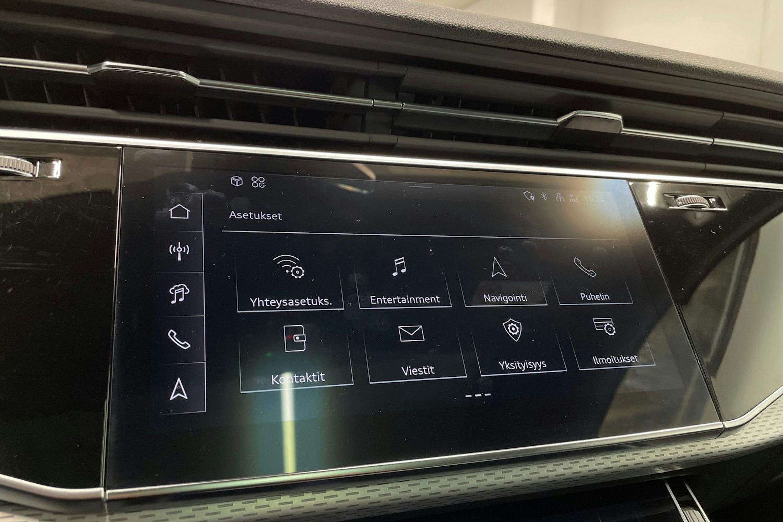 Harmaa Audi Q7 2024 kuva 19.