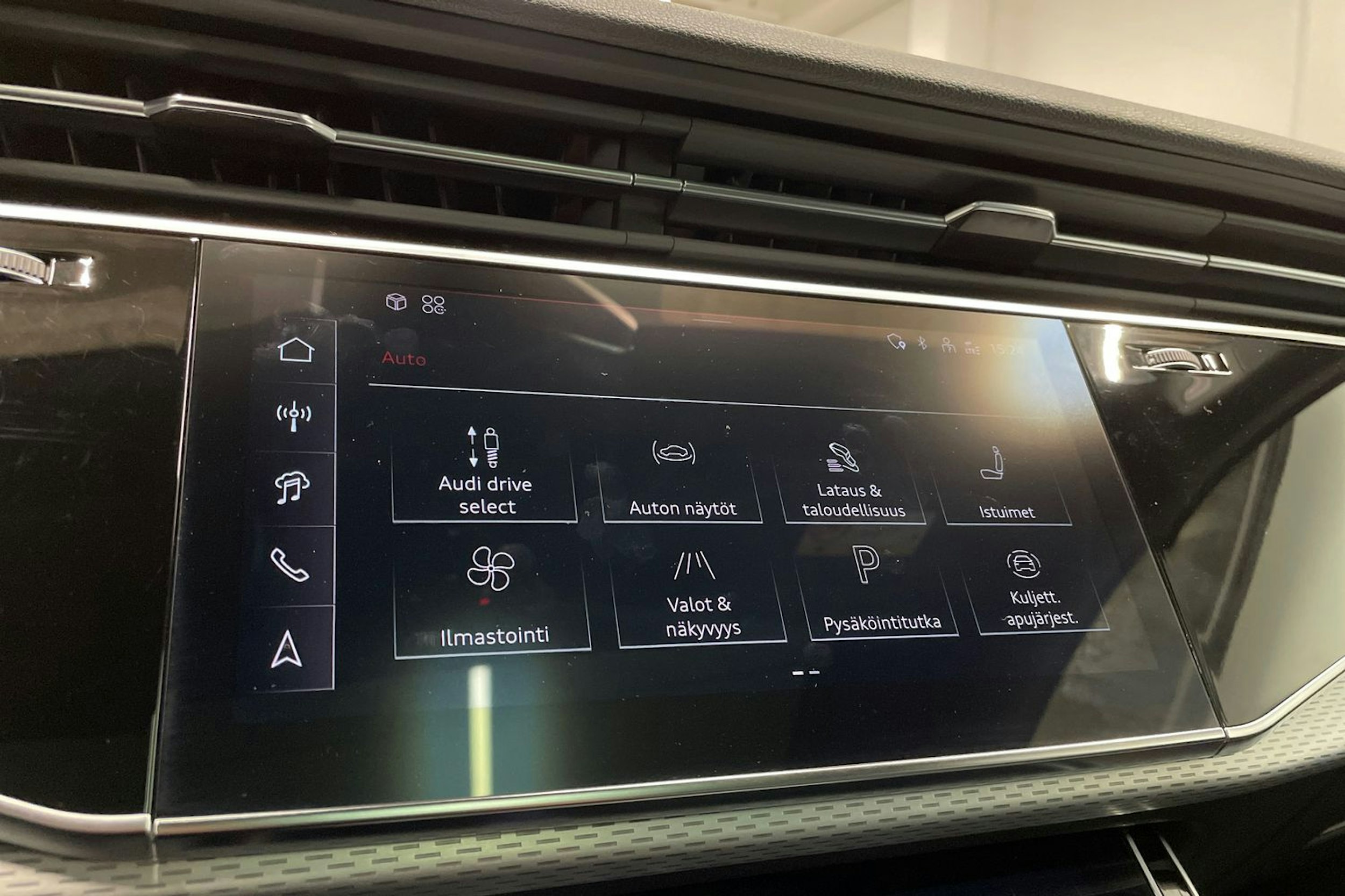 Harmaa Audi Q7 2024 kuva 21.