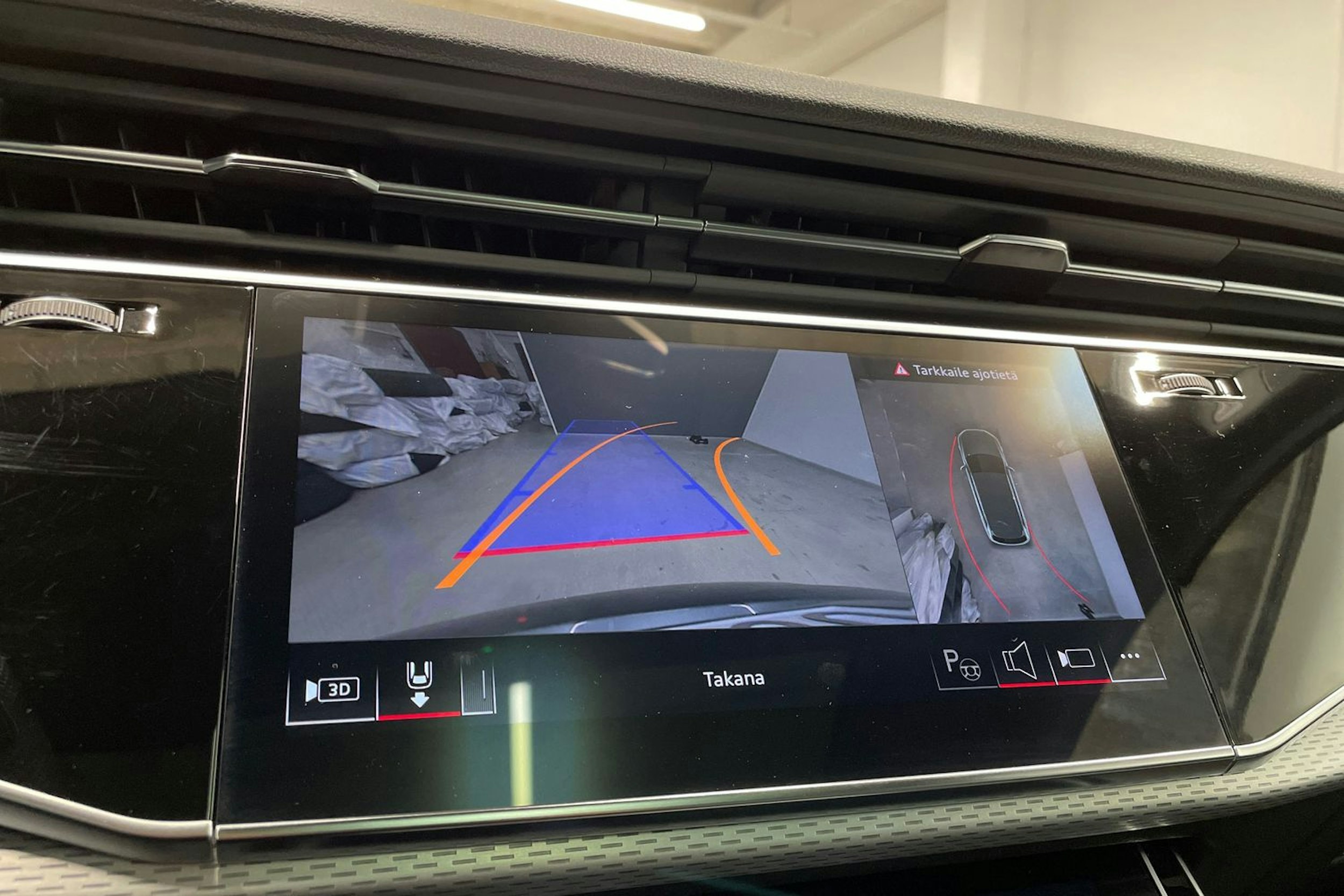 Harmaa Audi Q7 2024 kuva 23.