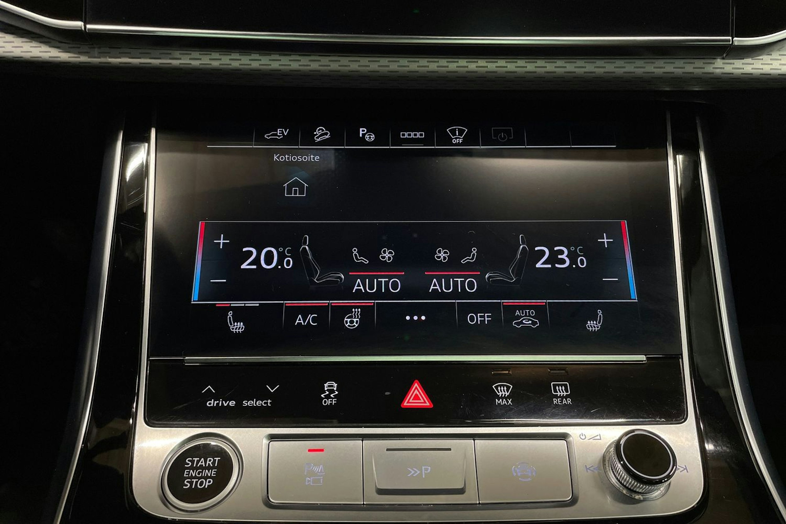 Harmaa Audi Q7 2024 kuva 24.