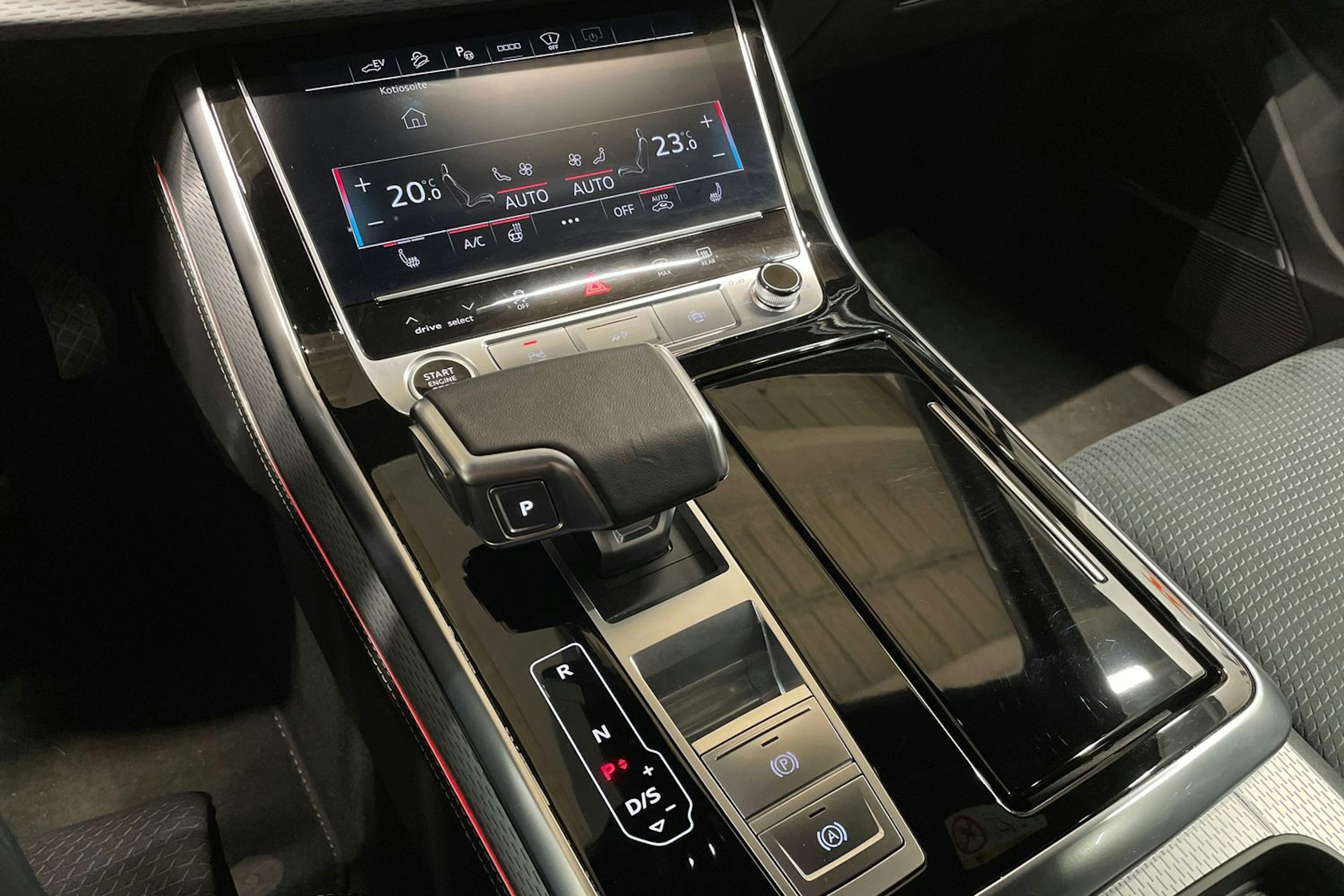 Harmaa Audi Q7 2024 kuva 25.