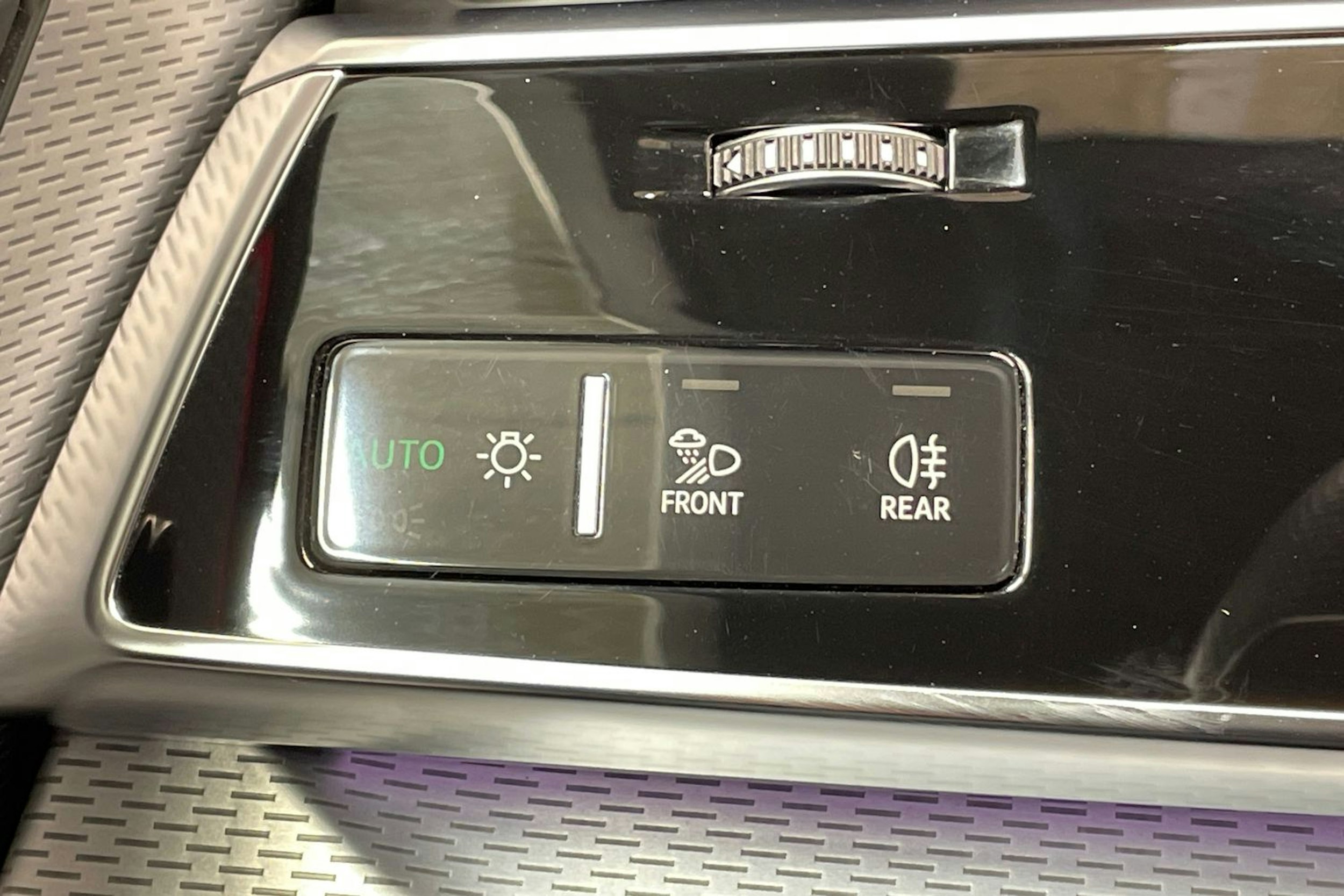 Harmaa Audi Q7 2024 kuva 26.