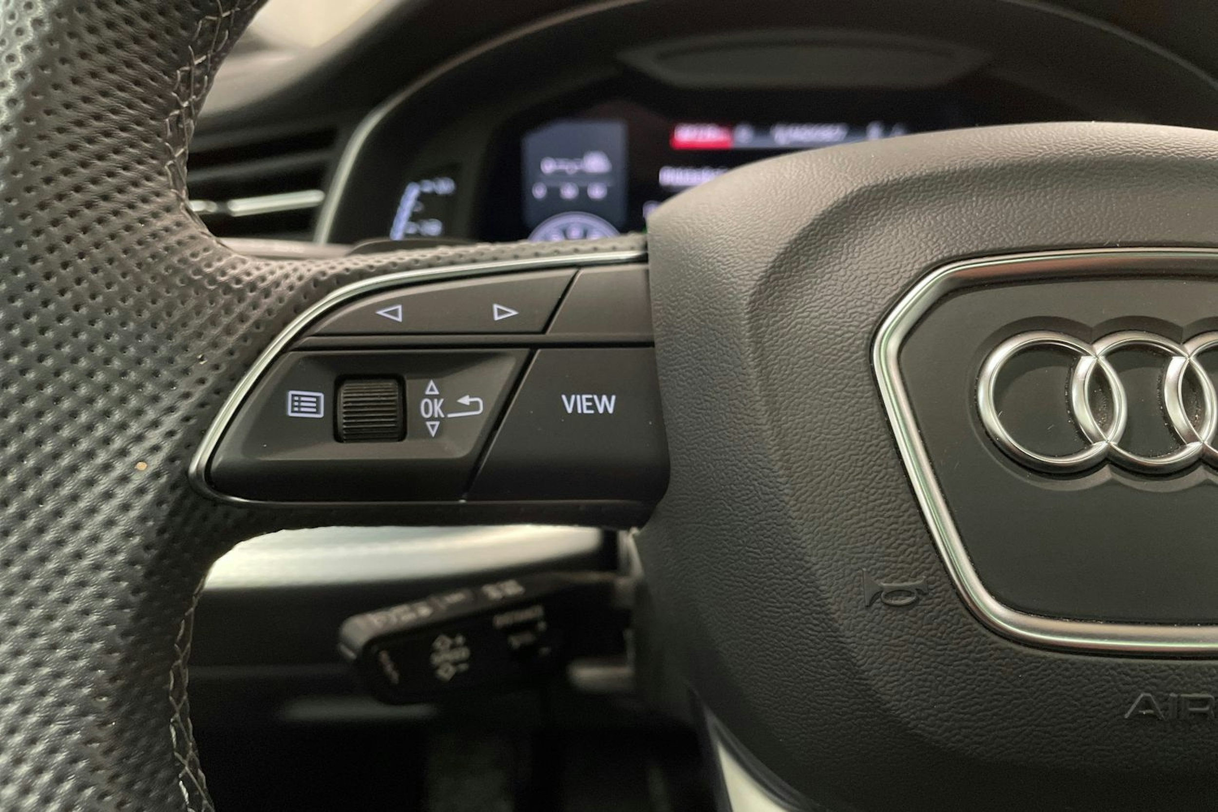 Harmaa Audi Q7 2024 kuva 27.