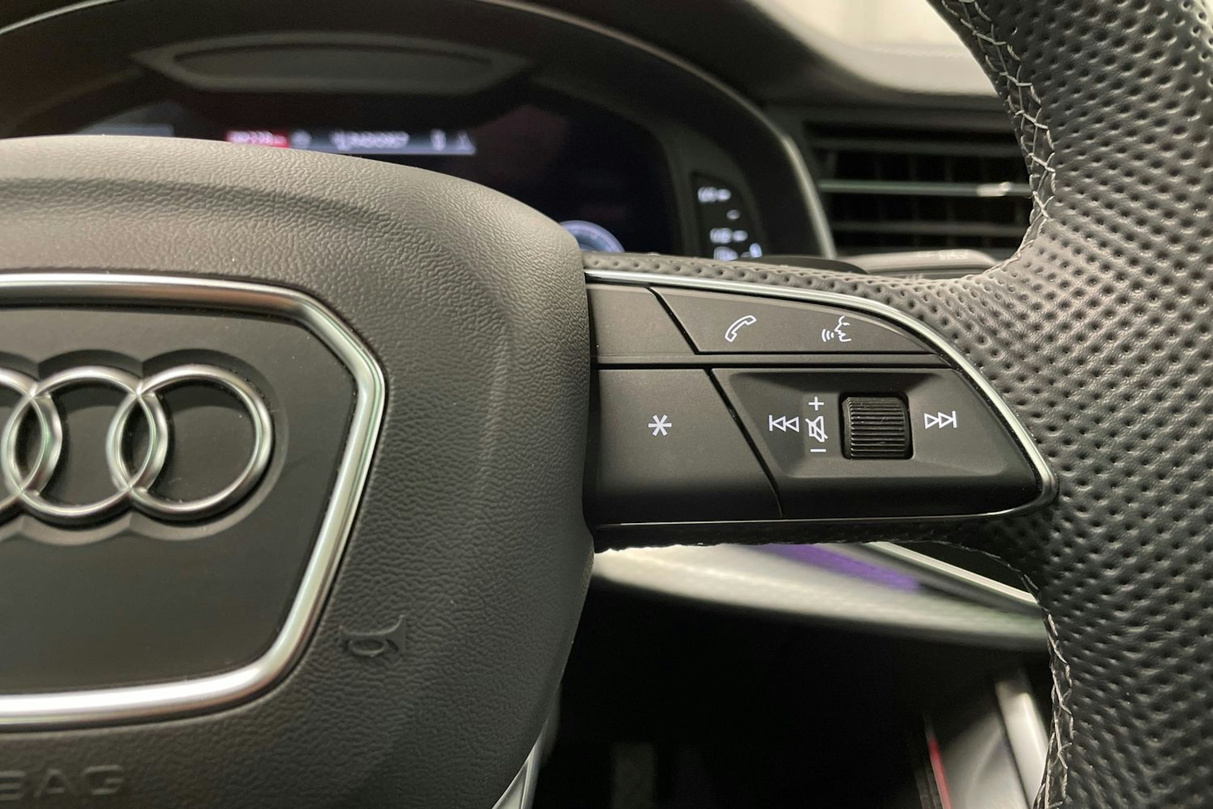 Harmaa Audi Q7 2024 kuva 28.