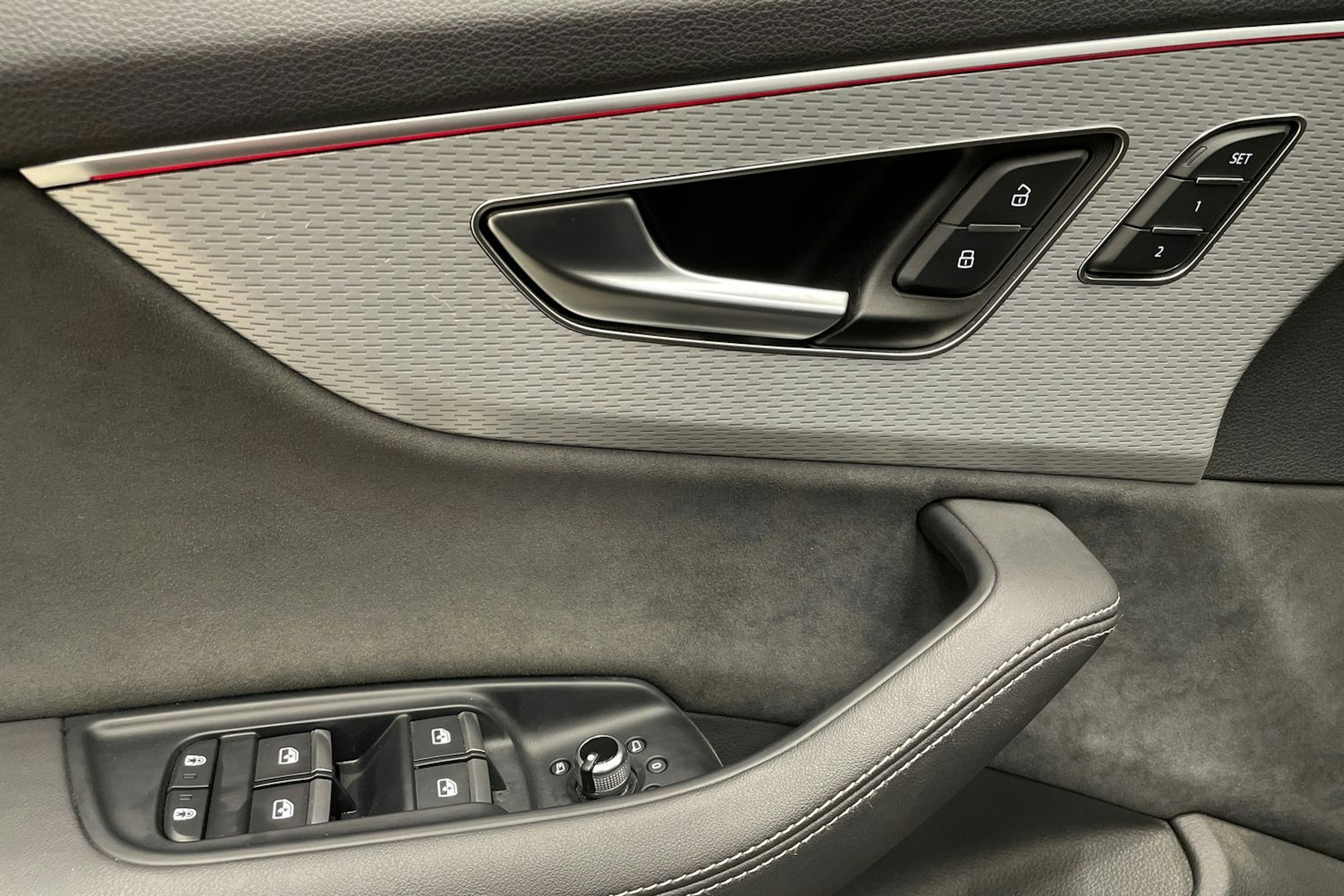 Harmaa Audi Q7 2024 kuva 30.