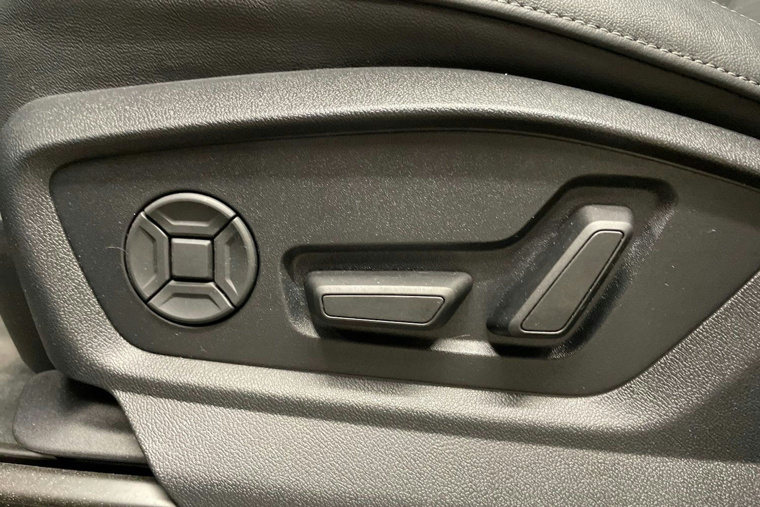 Harmaa Audi Q7 2024 kuva 31.