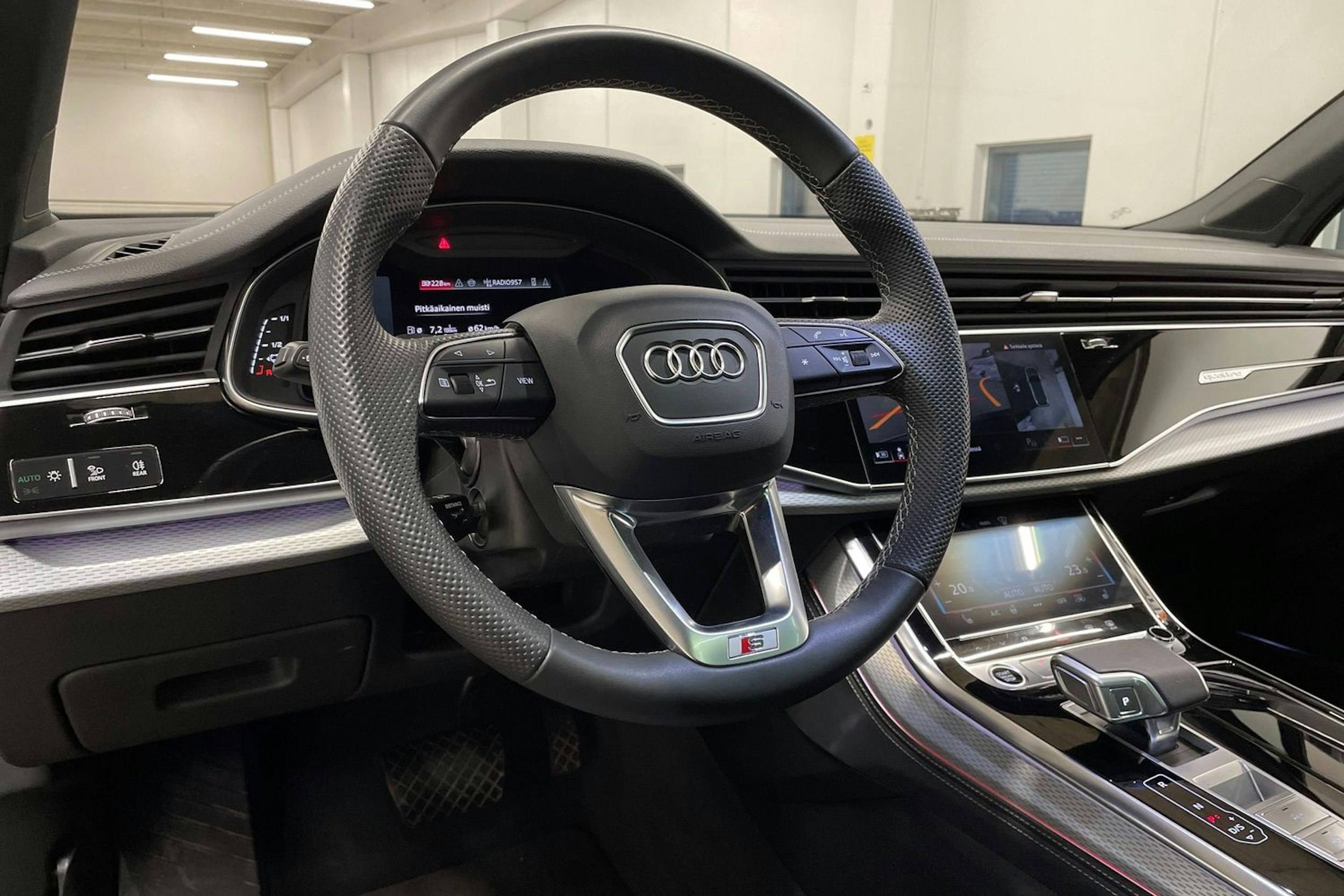 Harmaa Audi Q7 2024 kuva 33.