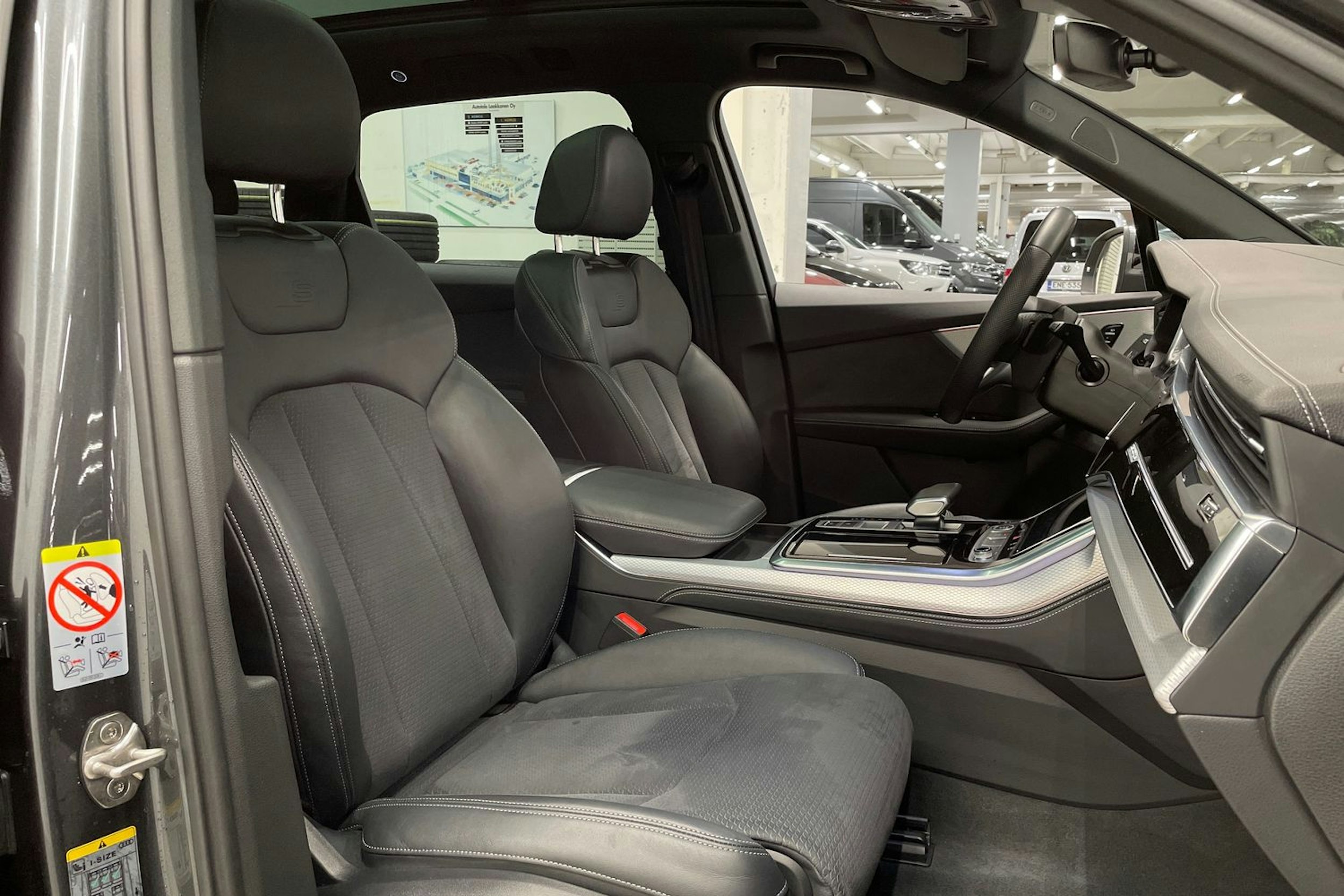 Harmaa Audi Q7 2024 kuva 34.