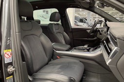 Harmaa Audi Q7 2024 kuva 34.