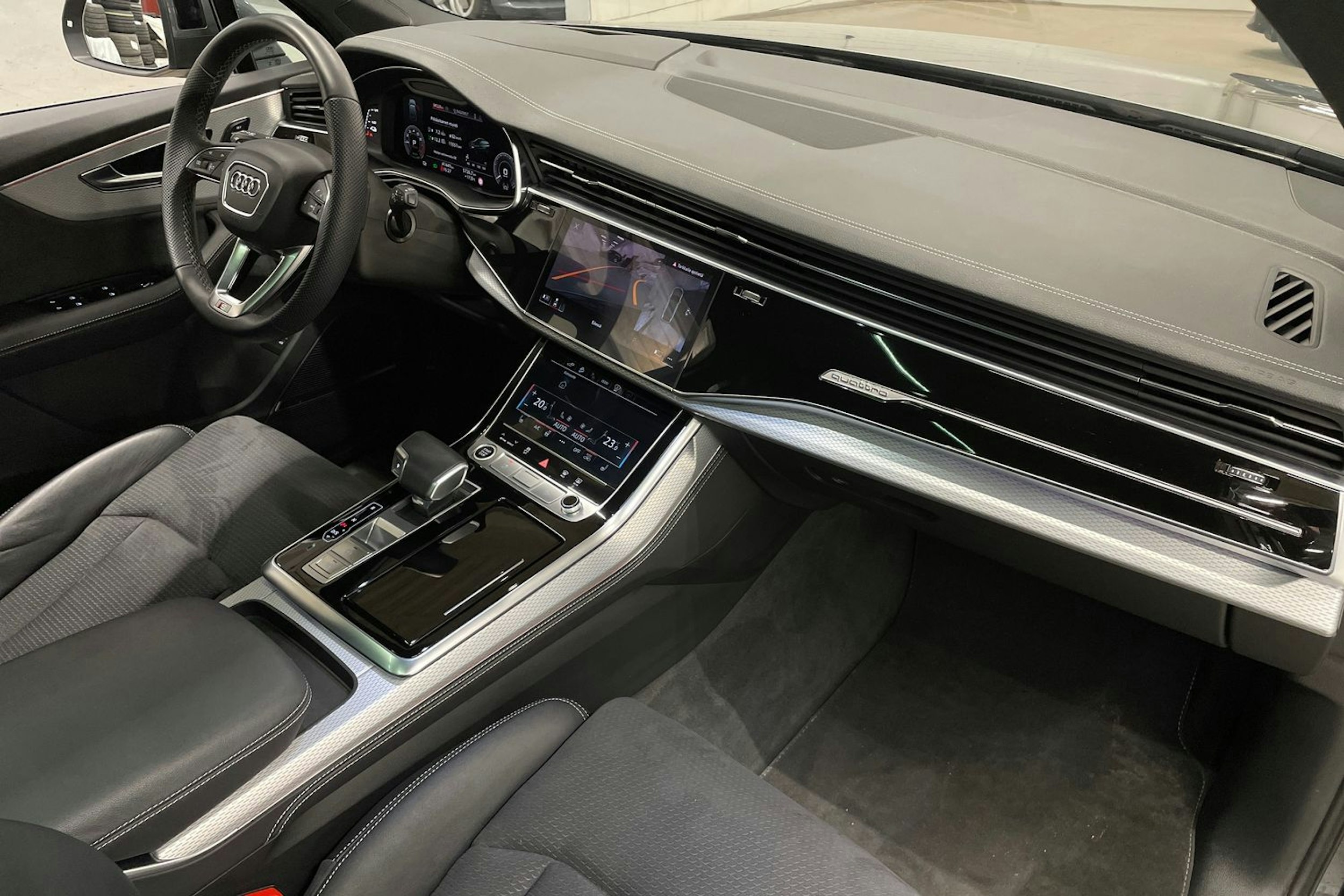 Harmaa Audi Q7 2024 kuva 35.