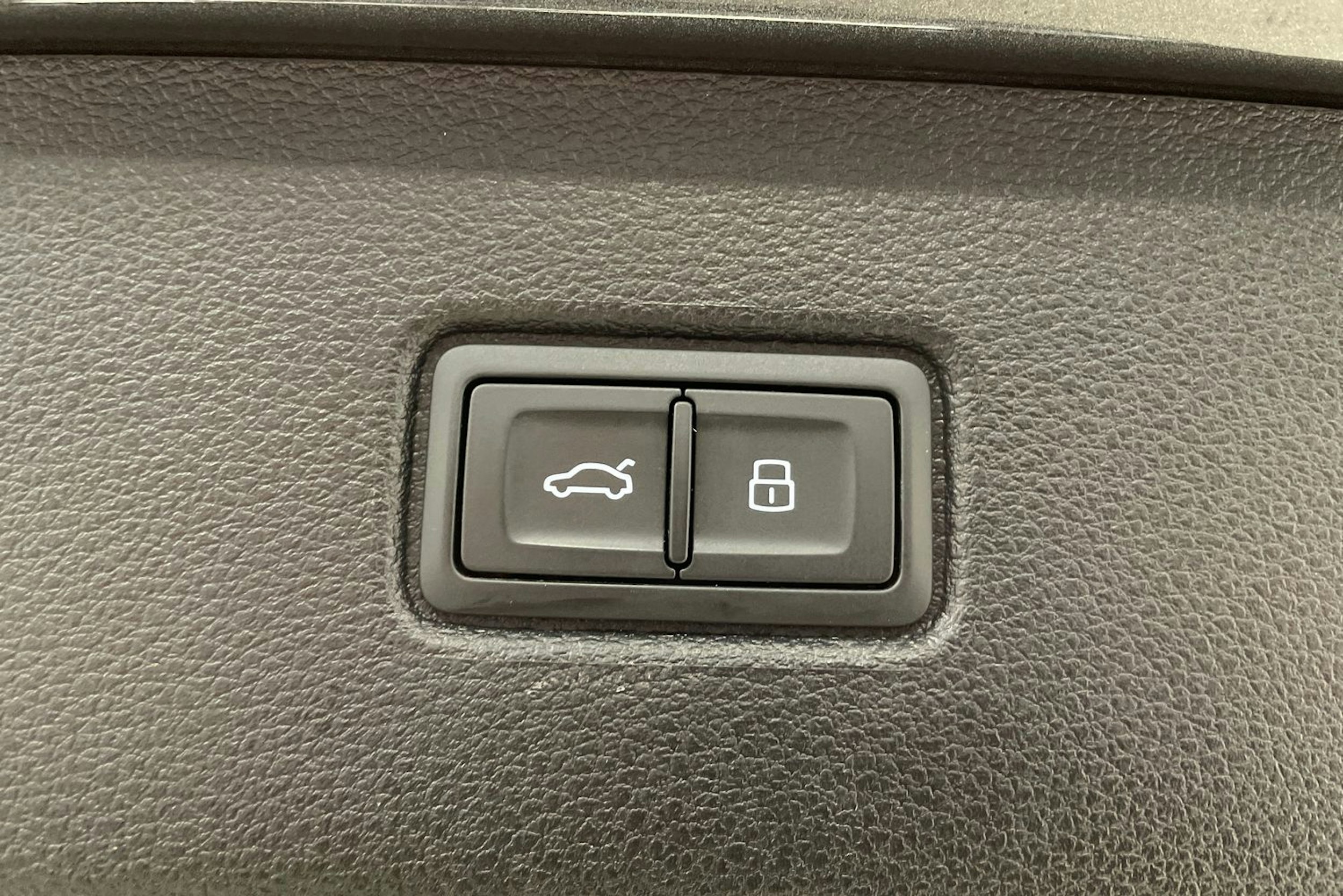 Harmaa Audi Q7 2024 kuva 38.