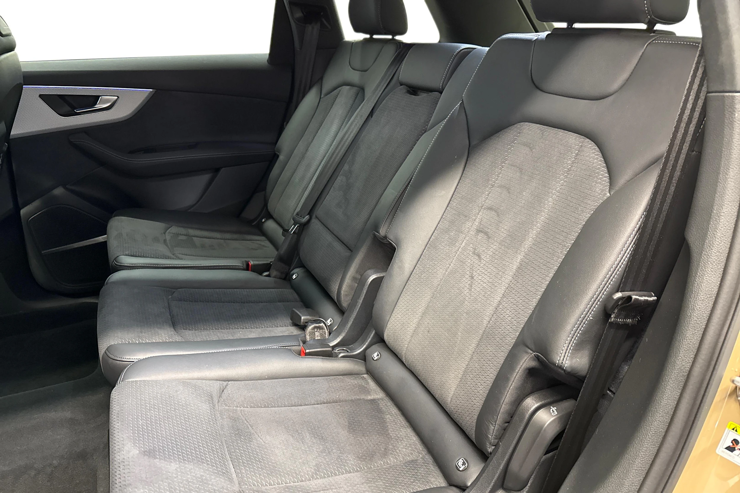 ruskea (beige) Audi Q7 2024 kuva 8.