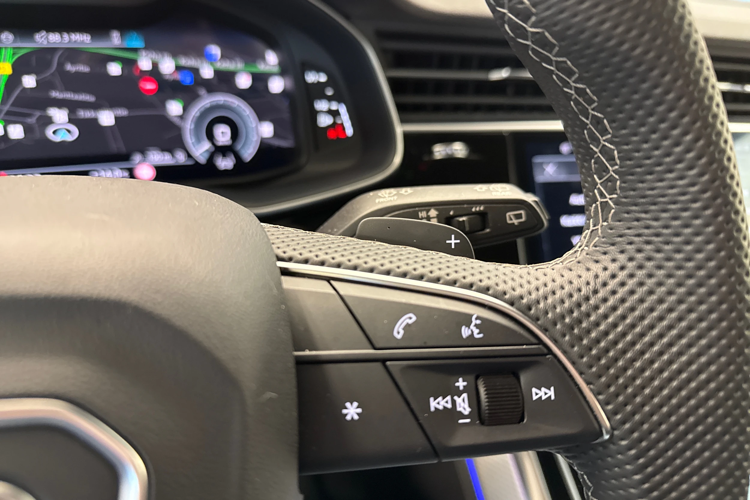 ruskea (beige) Audi Q7 2024 kuva 13.