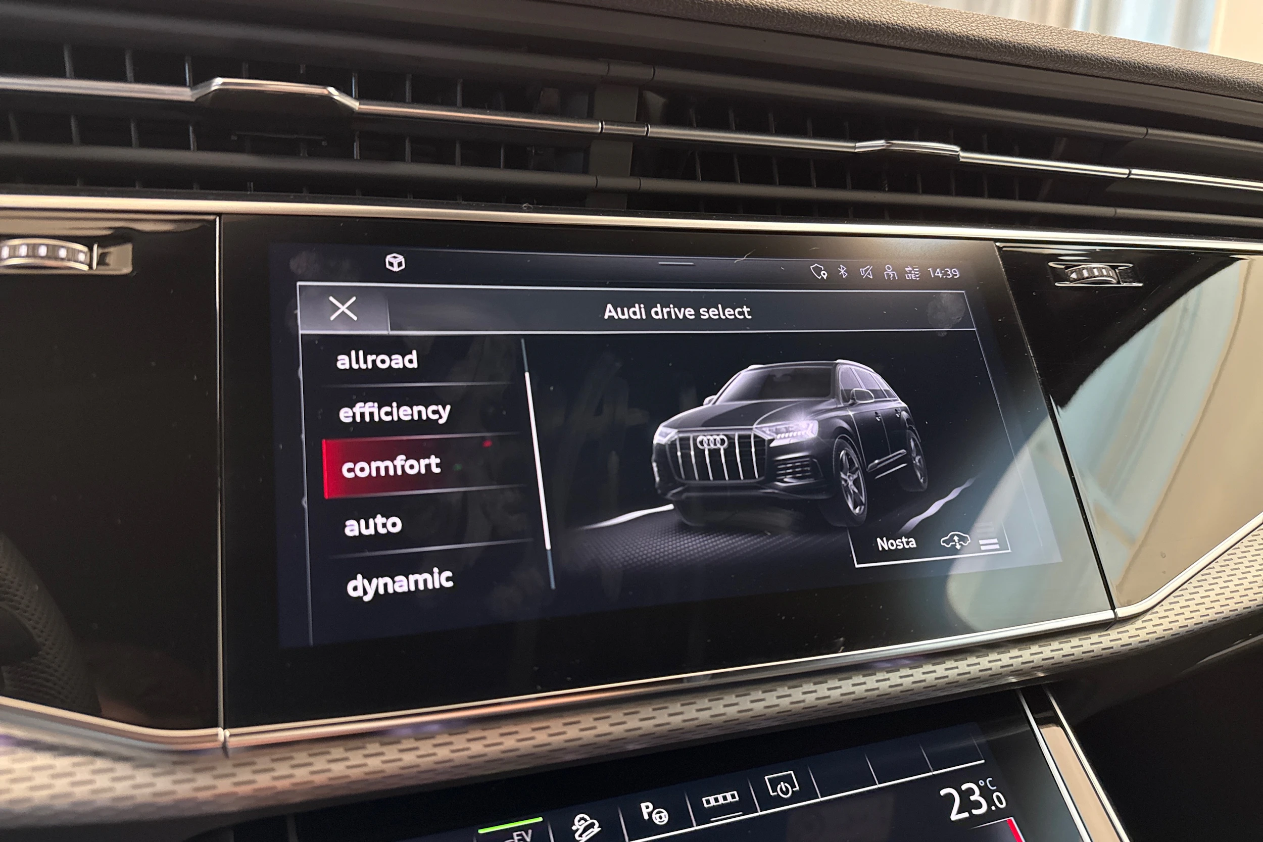 ruskea (beige) Audi Q7 2024 kuva 19.