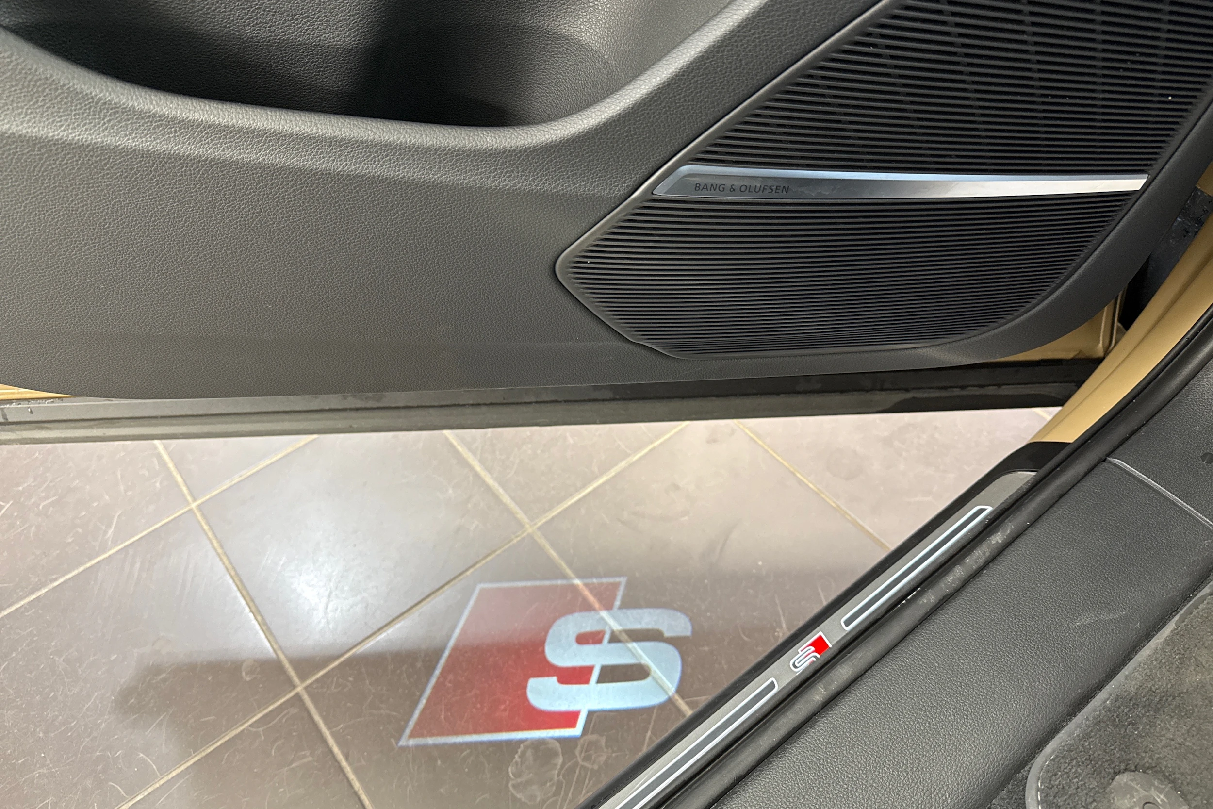 ruskea (beige) Audi Q7 2024 kuva 23.