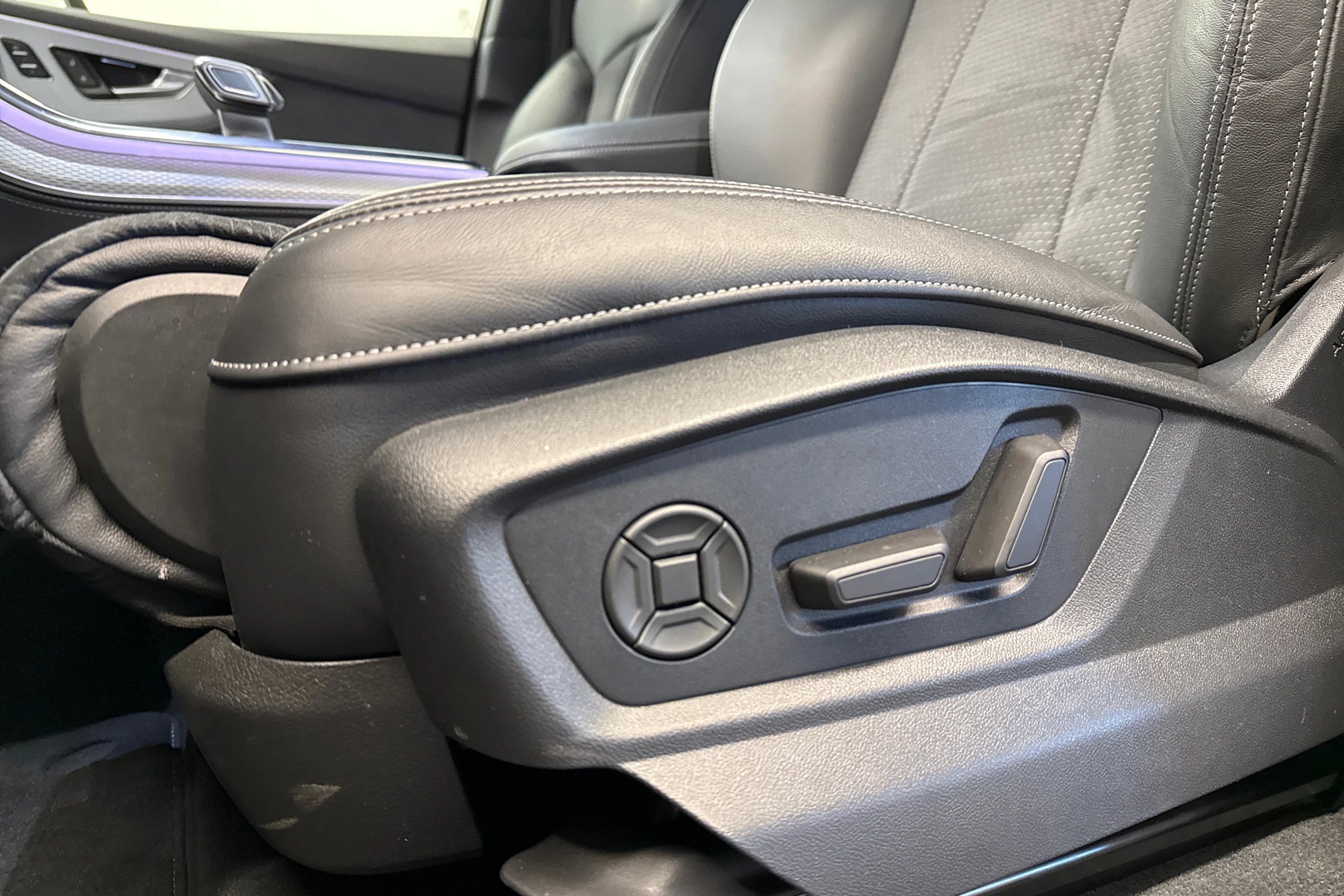 ruskea (beige) Audi Q7 2024 kuva 24.