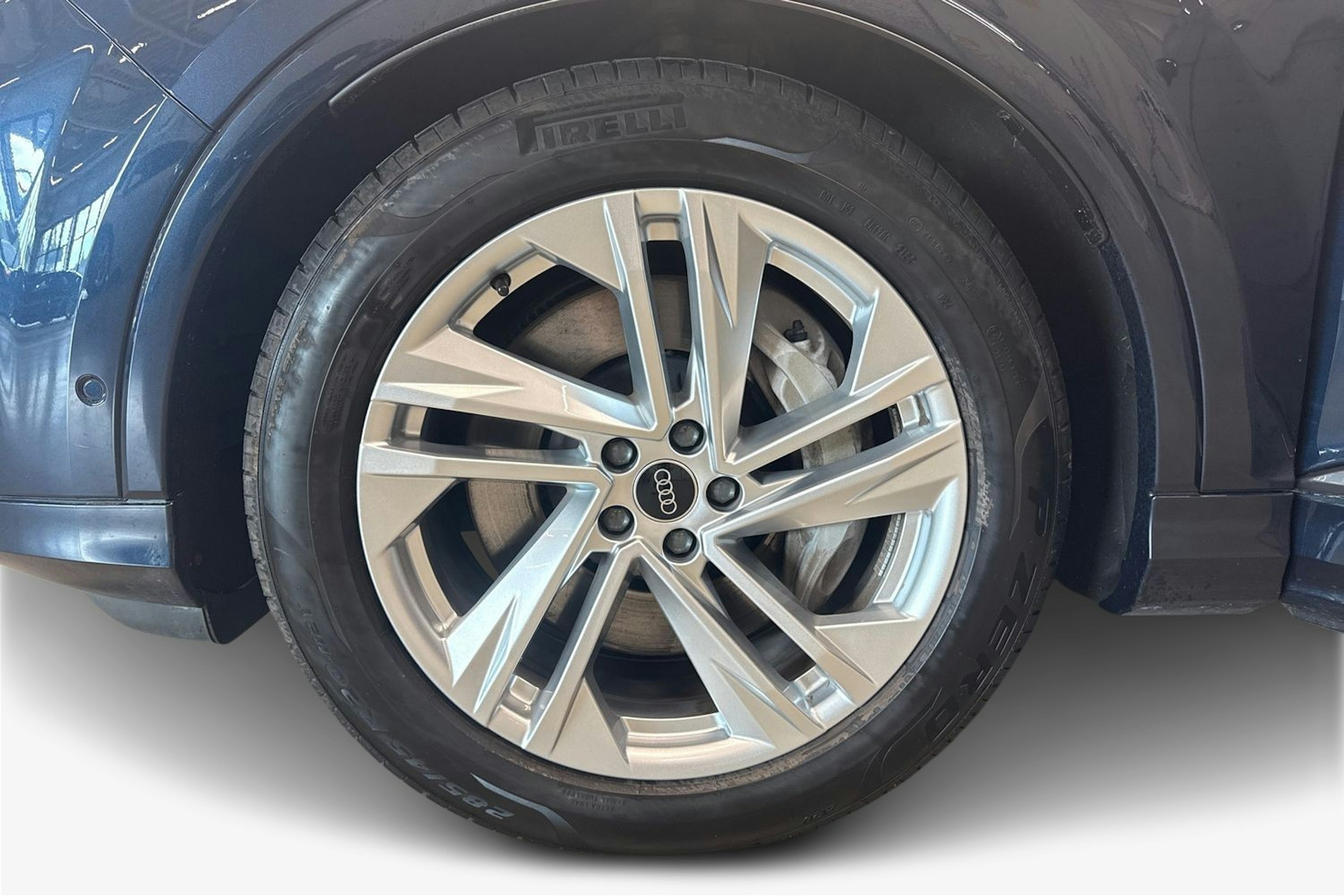 met. sininen Audi Q7 2024 kuva 11.