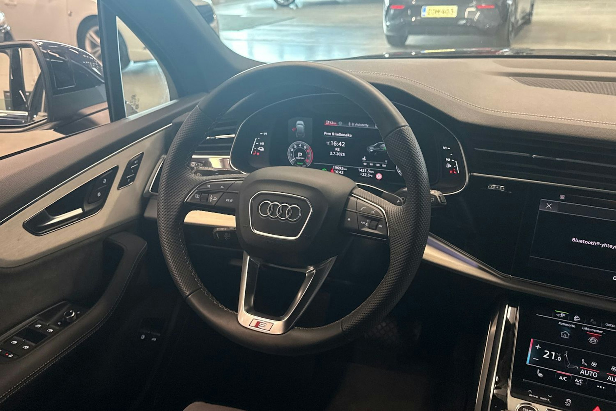 met. sininen Audi Q7 2024 kuva 14.