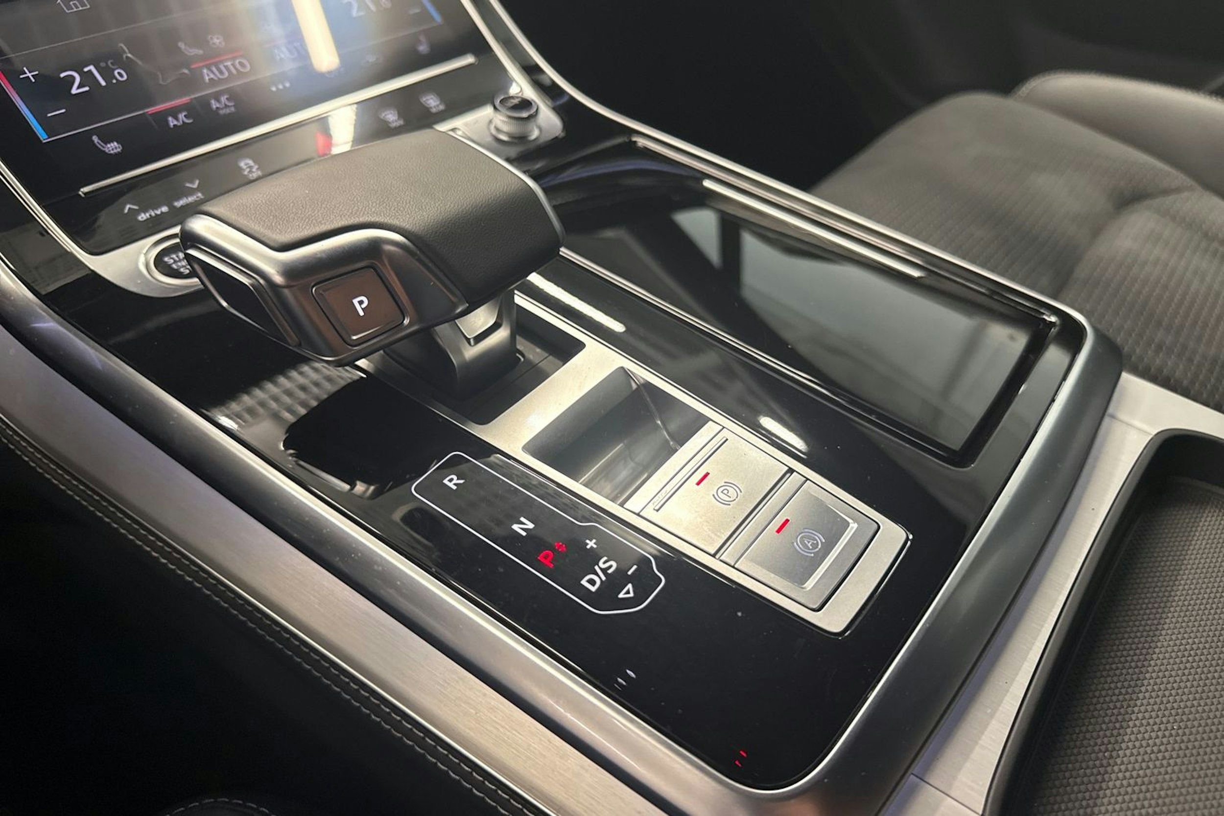 met. sininen Audi Q7 2024 kuva 20.
