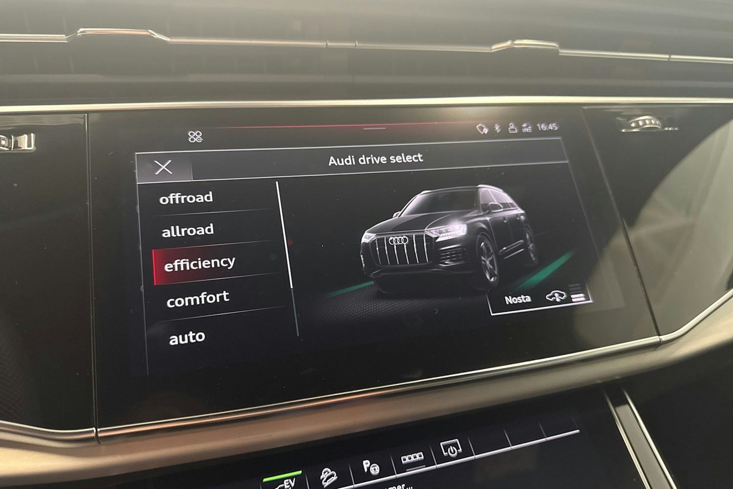 met. sininen Audi Q7 2024 kuva 26.