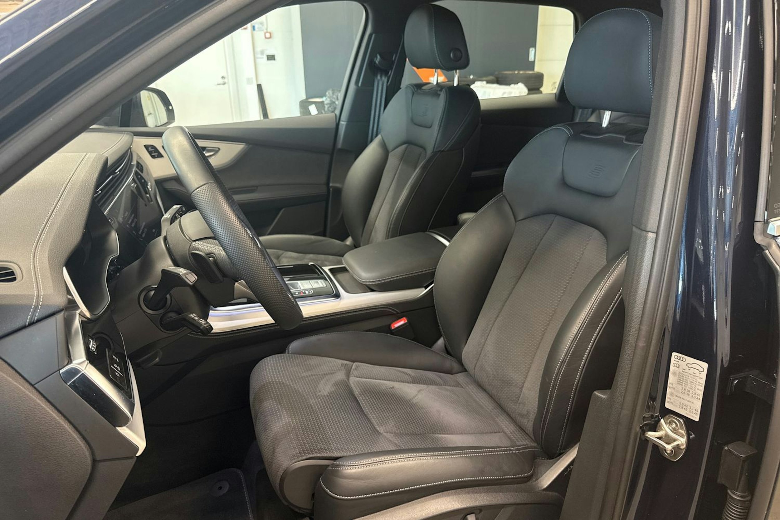 met. sininen Audi Q7 2024 kuva 27.