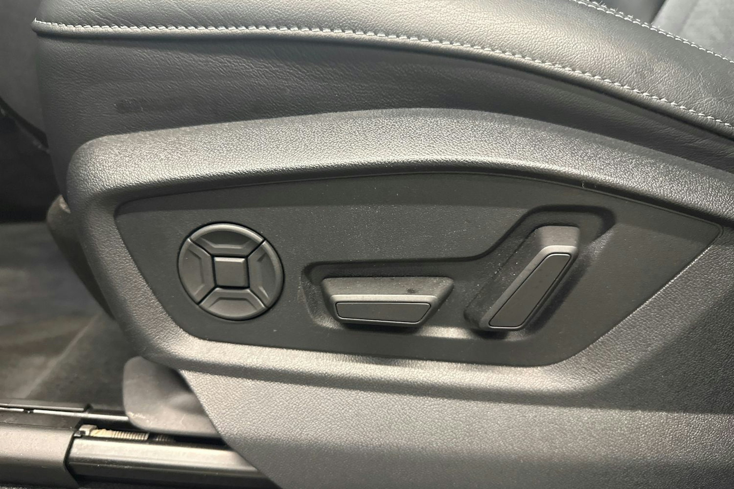 met. sininen Audi Q7 2024 kuva 28.