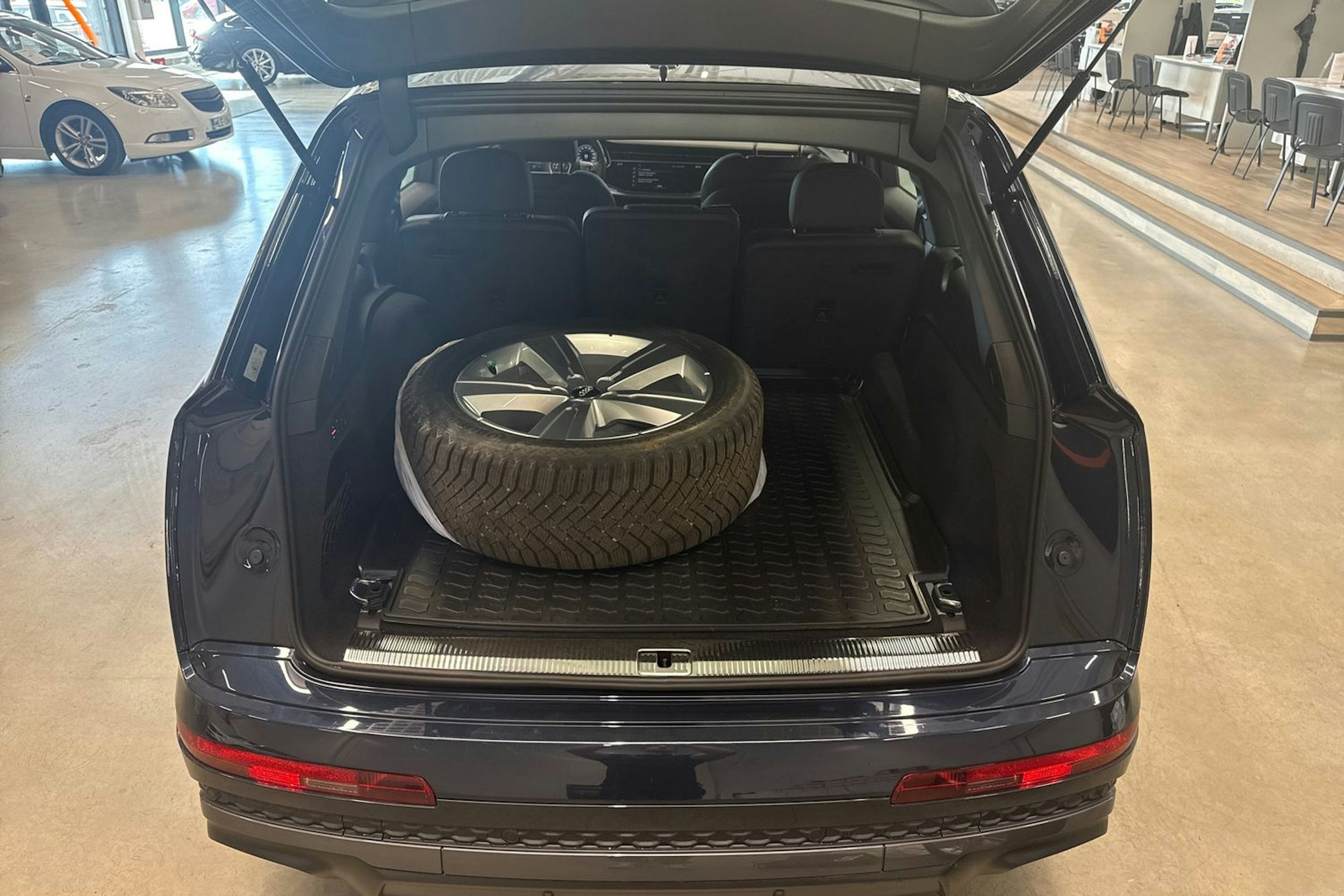 met. sininen Audi Q7 2024 kuva 30.