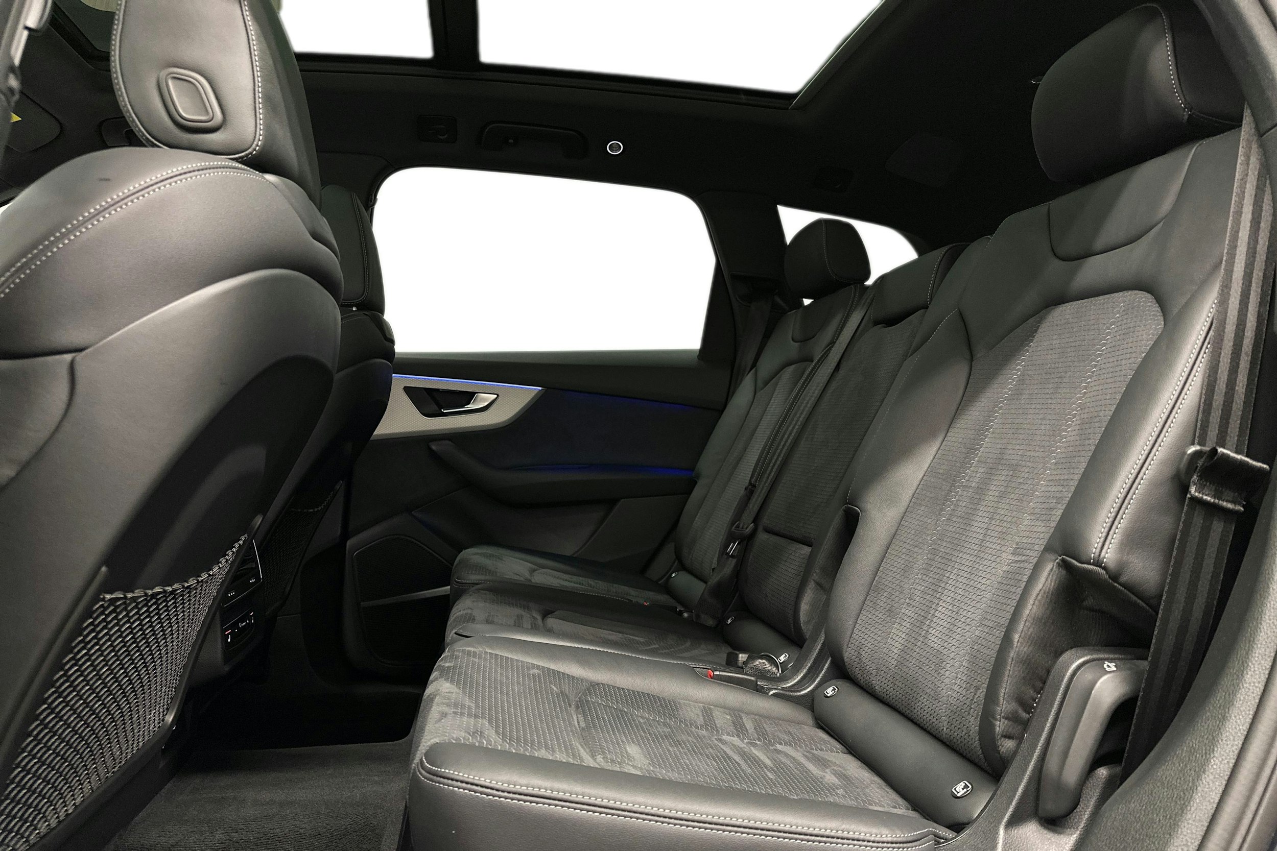 sininen Audi Q7 2025 kuva 10.