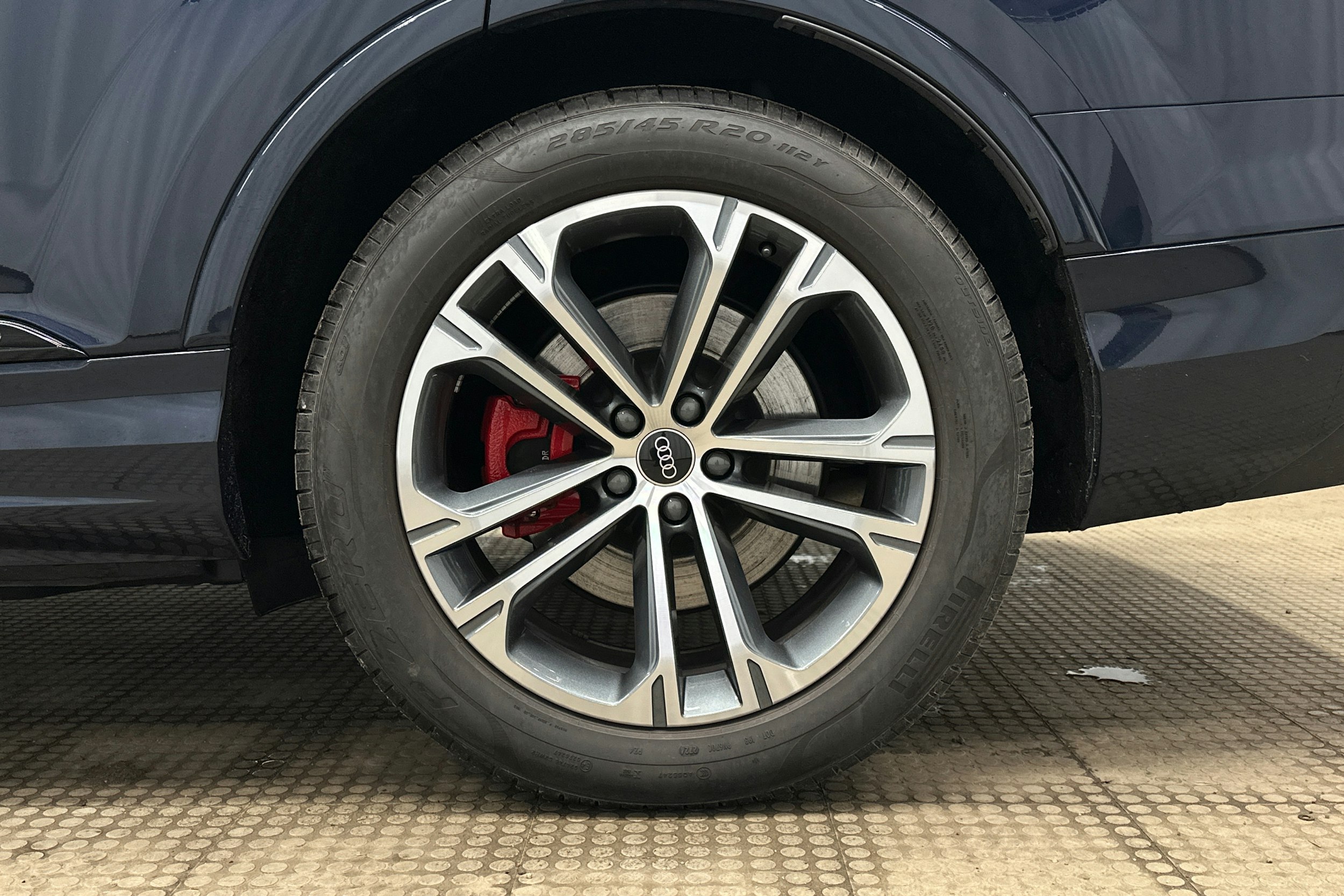 sininen Audi Q7 2025 kuva 12.