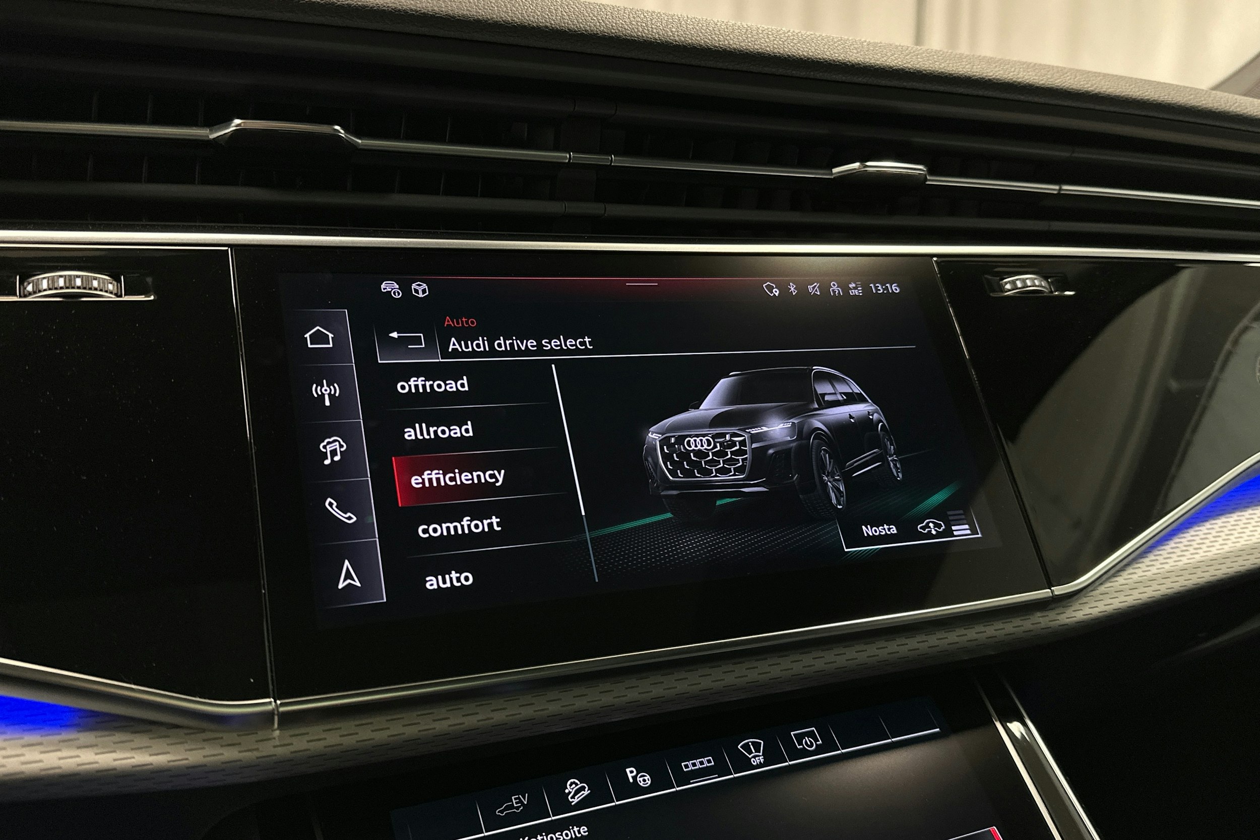 sininen Audi Q7 2025 kuva 19.