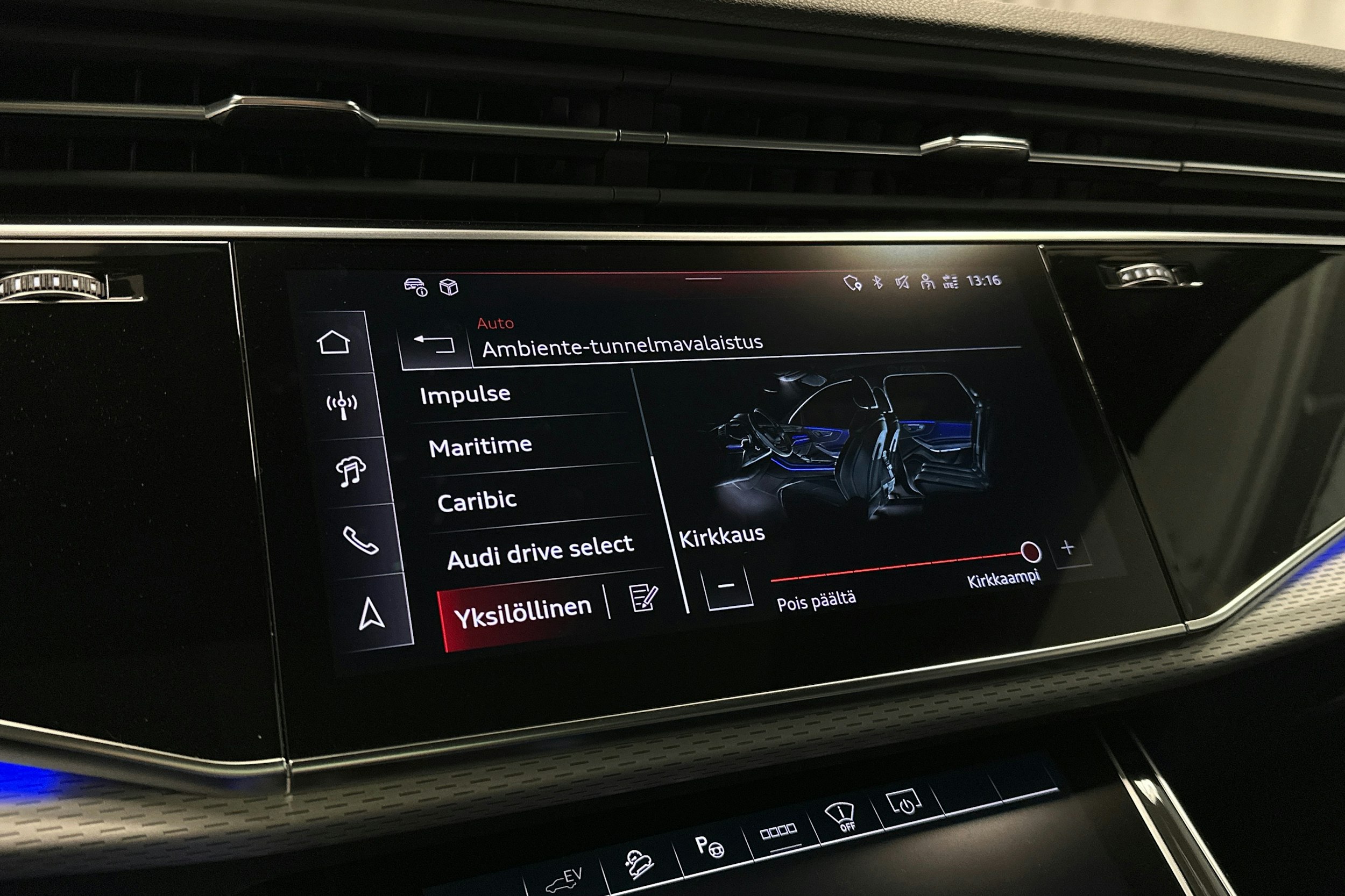 sininen Audi Q7 2025 kuva 21.