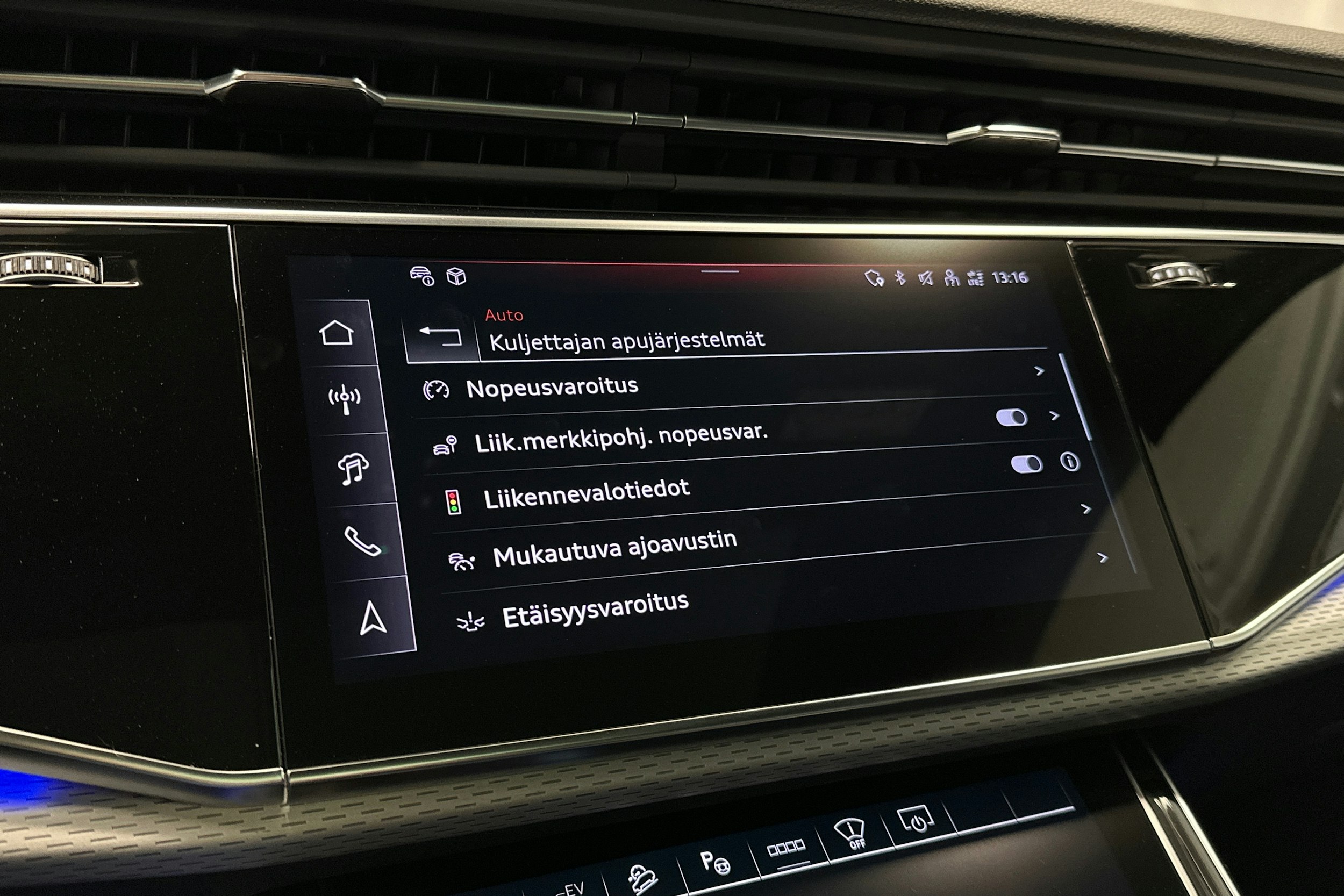 sininen Audi Q7 2025 kuva 22.