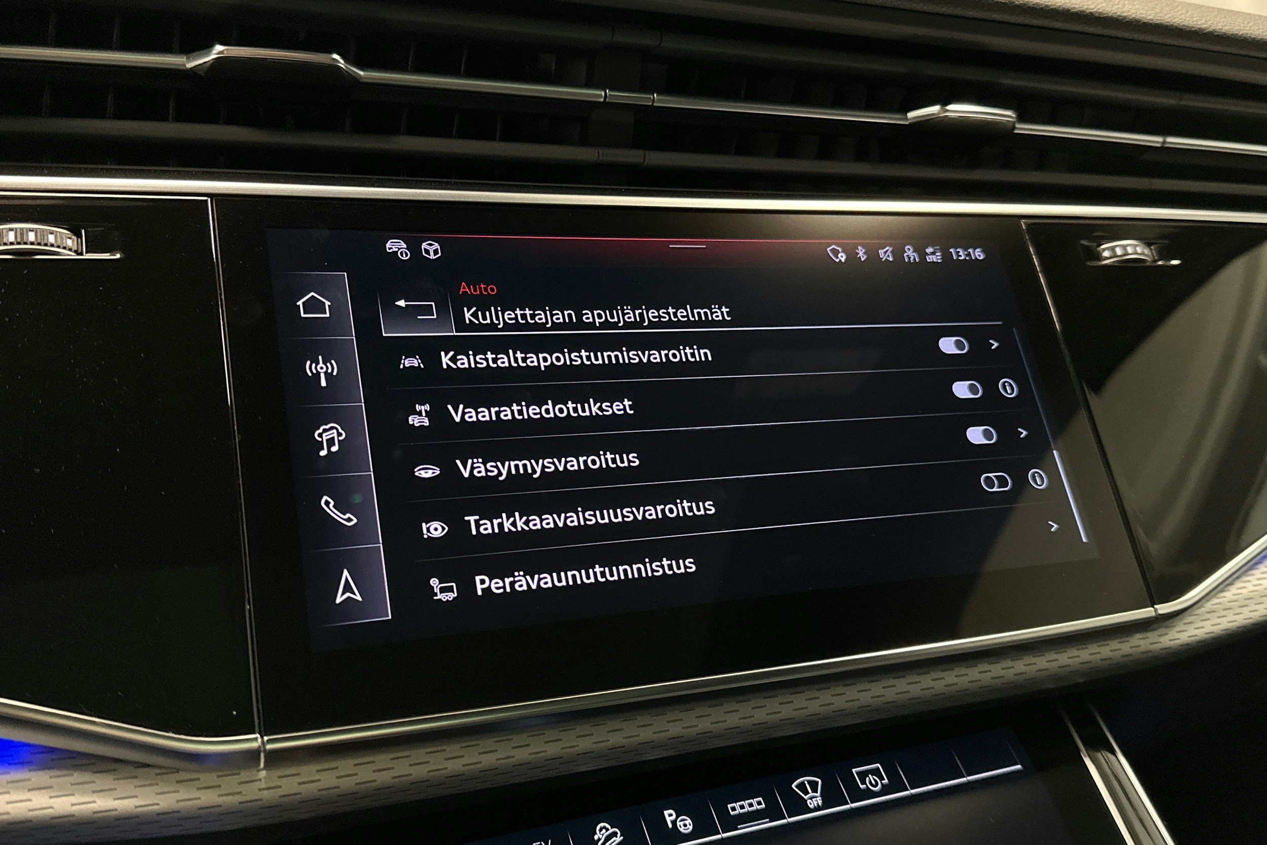 sininen Audi Q7 2025 kuva 23.