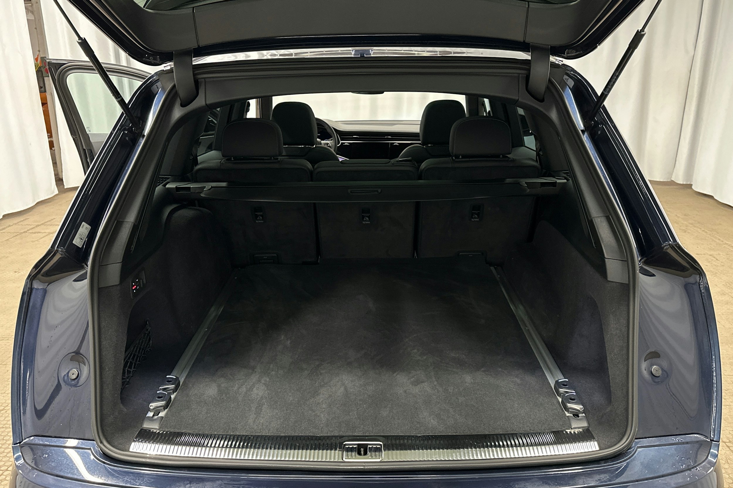 sininen Audi Q7 2025 kuva 31.