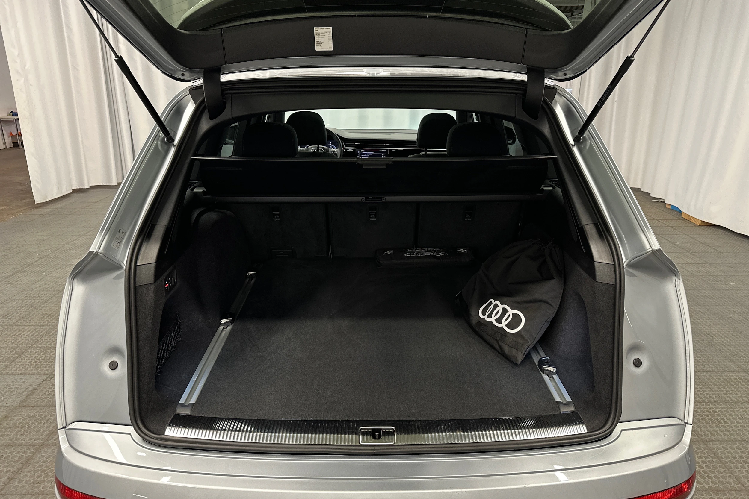 hopea Audi Q7 2025 kuva 28.
