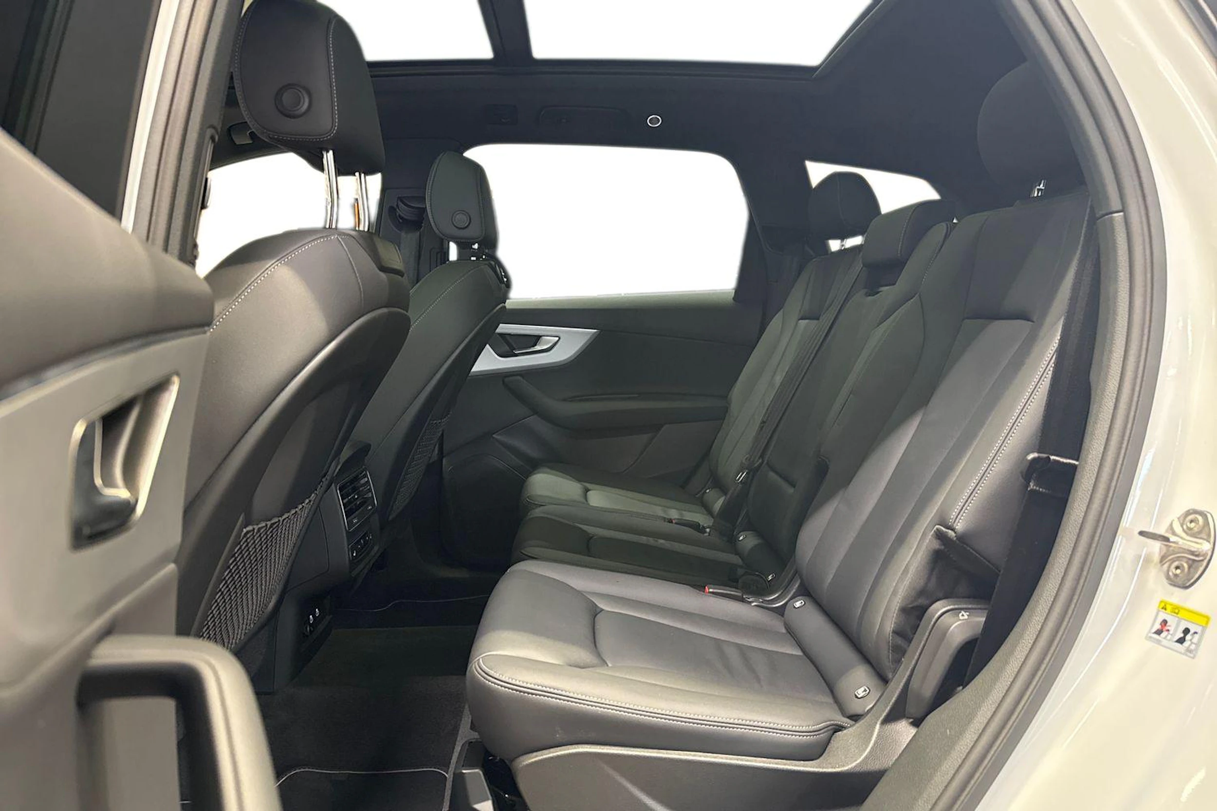 valkoinen Audi Q7 2025 kuva 8.